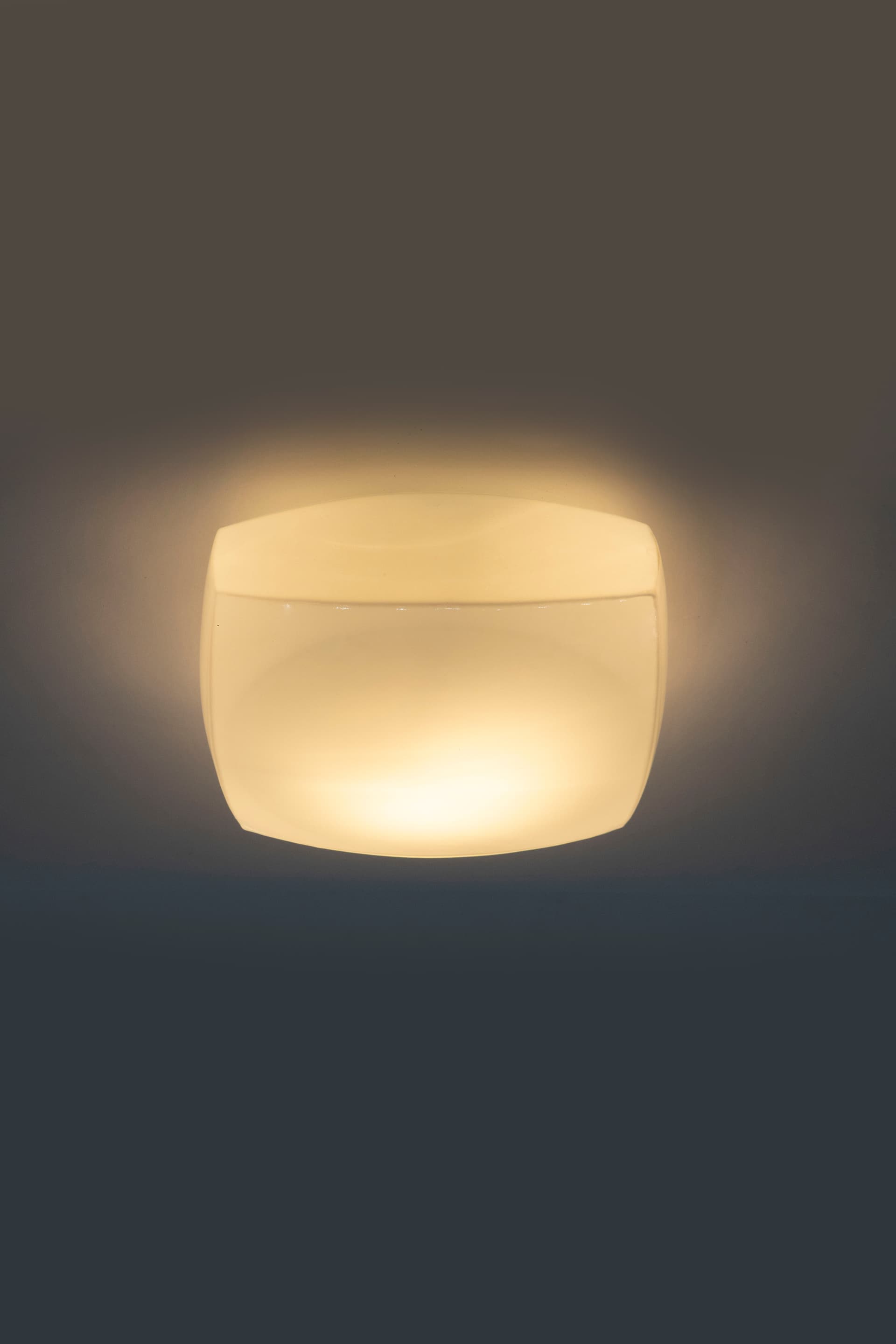 Kinkiet, mlecznobiały, szkło, Osvetlovaci Sklo Valasske Mezirici, Czechosłowacja, lata 60. - 97216