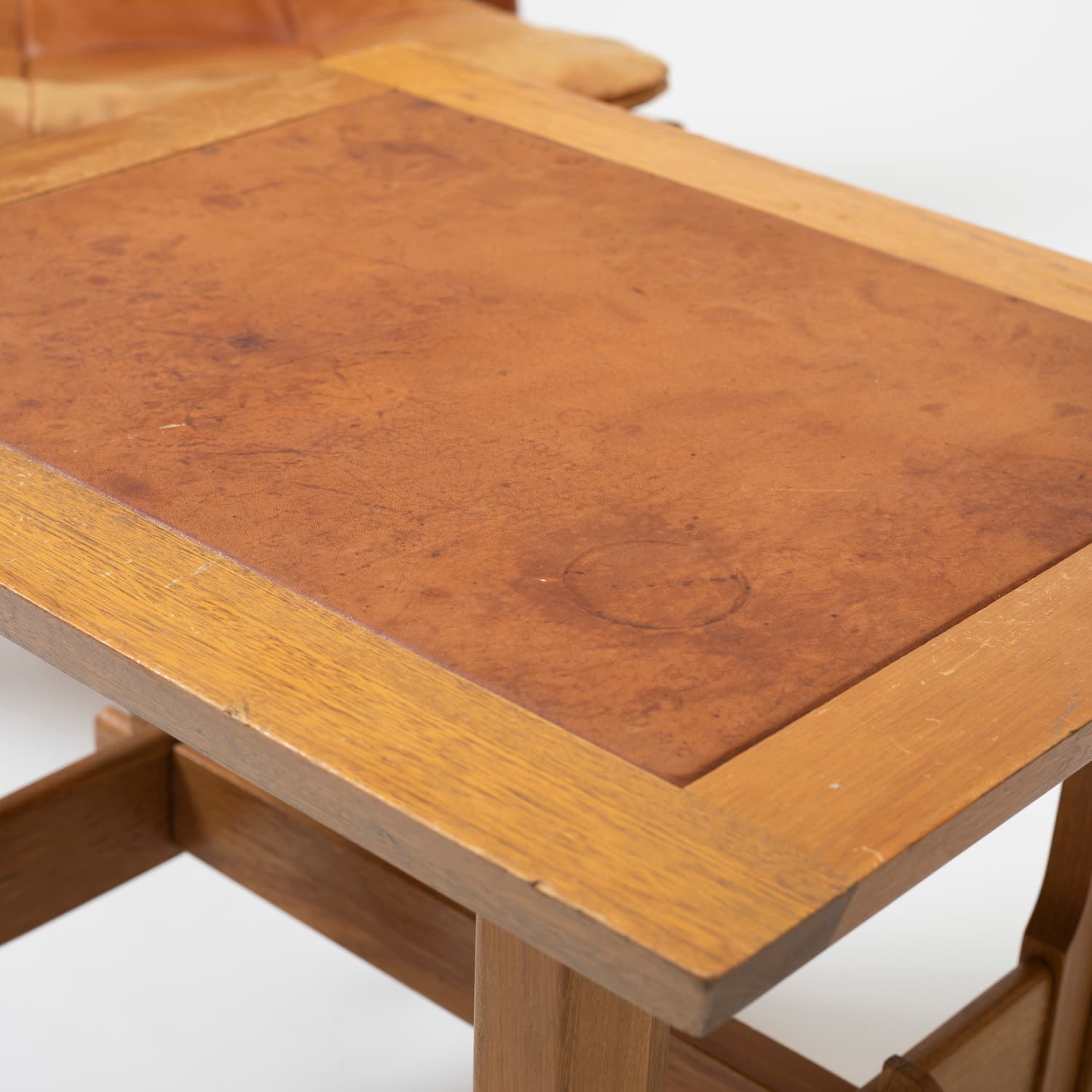 Fotel i stolik, skóra naturalna koniakowa, orzech jasny, proj. W. Biermann, Arte Sano, Kolumbia, lata 60. - 97401