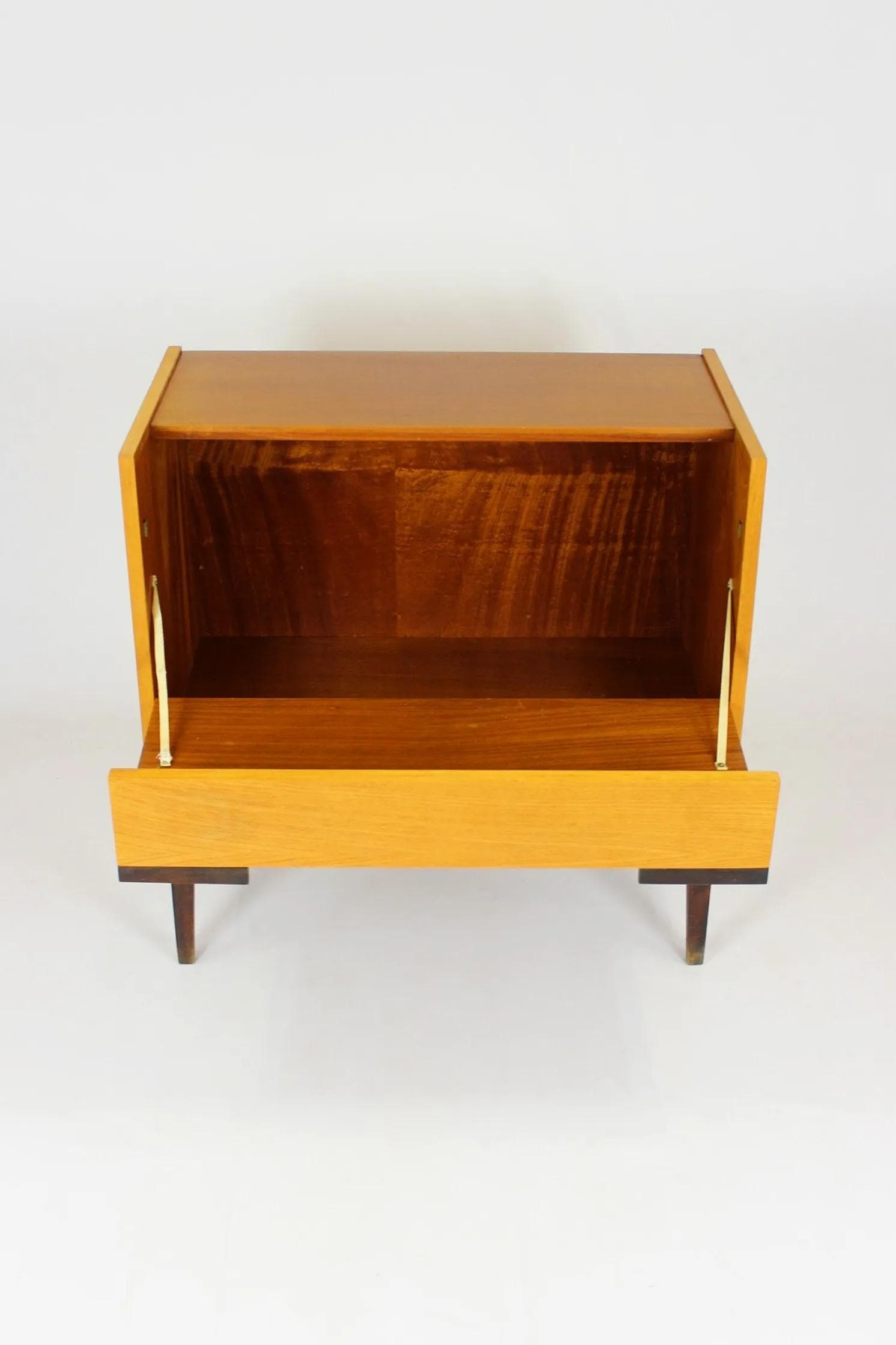 Komoda Mid-Century Modern, jesion jasnobrązowy, mahoń ciemnobrązowy, UP Závody, Czechosłowacja, lata 70. - 98418