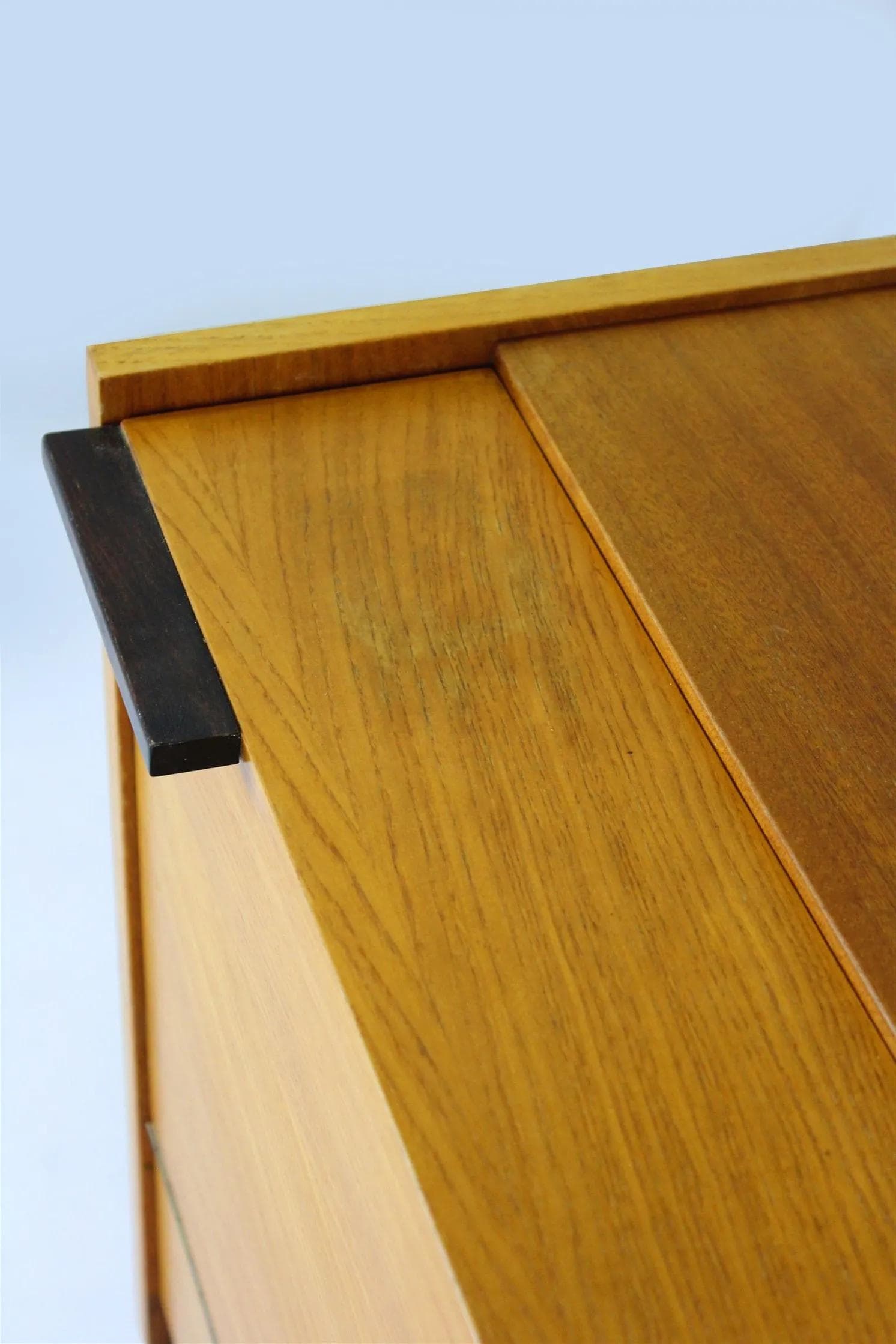 Komoda Mid-Century Modern, jesion jasnobrązowy, mahoń ciemnobrązowy, UP Závody, Czechosłowacja, lata 70. - 98417