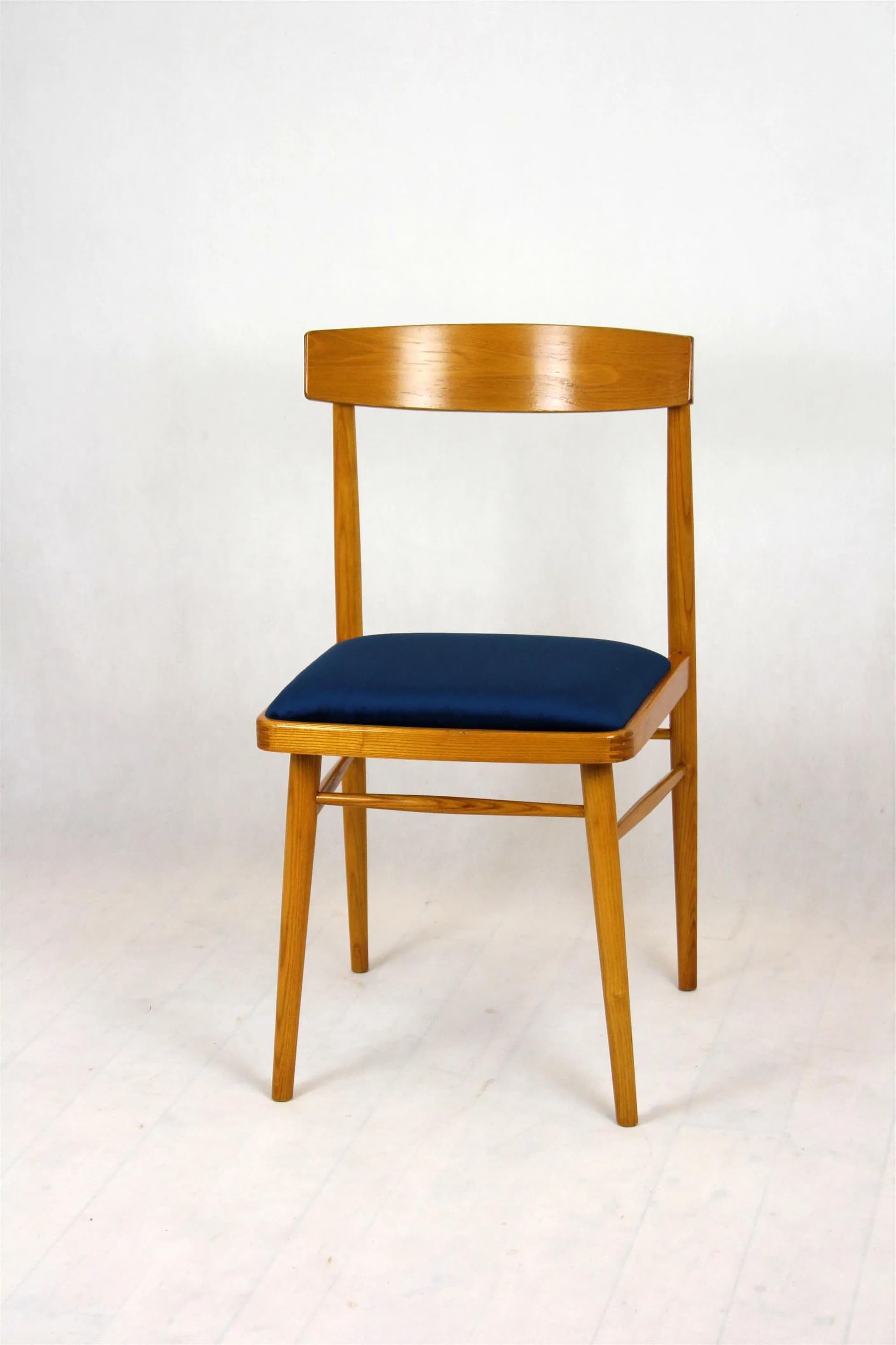 Zestaw czterech krzeseł jadalnianych, jesion brązowy, tapicerka niebieska, TON, Czechy, lata 60. - 98452