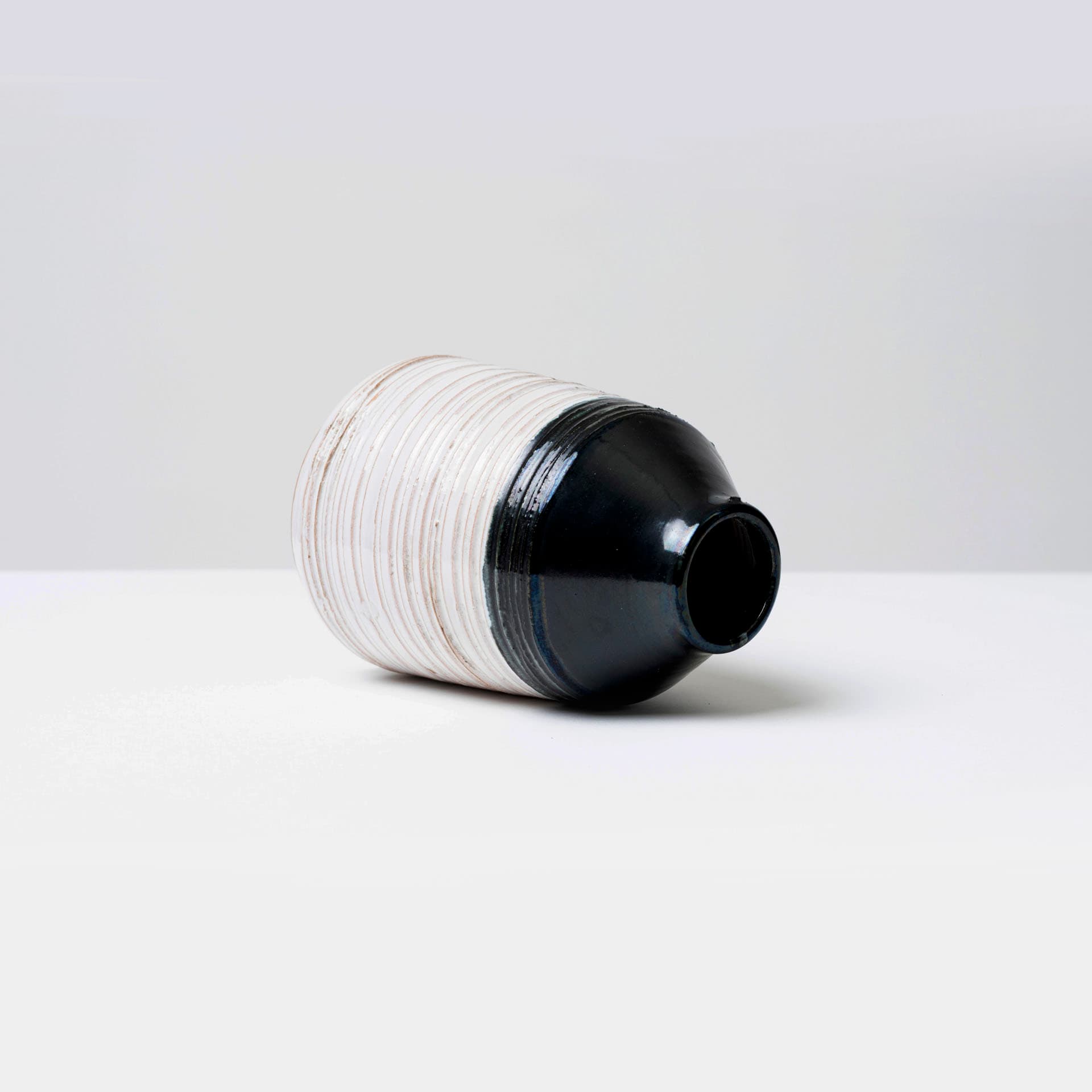 Wazon, biały czarny, ceramika, Czechosłowacja, lata 60. - 98691