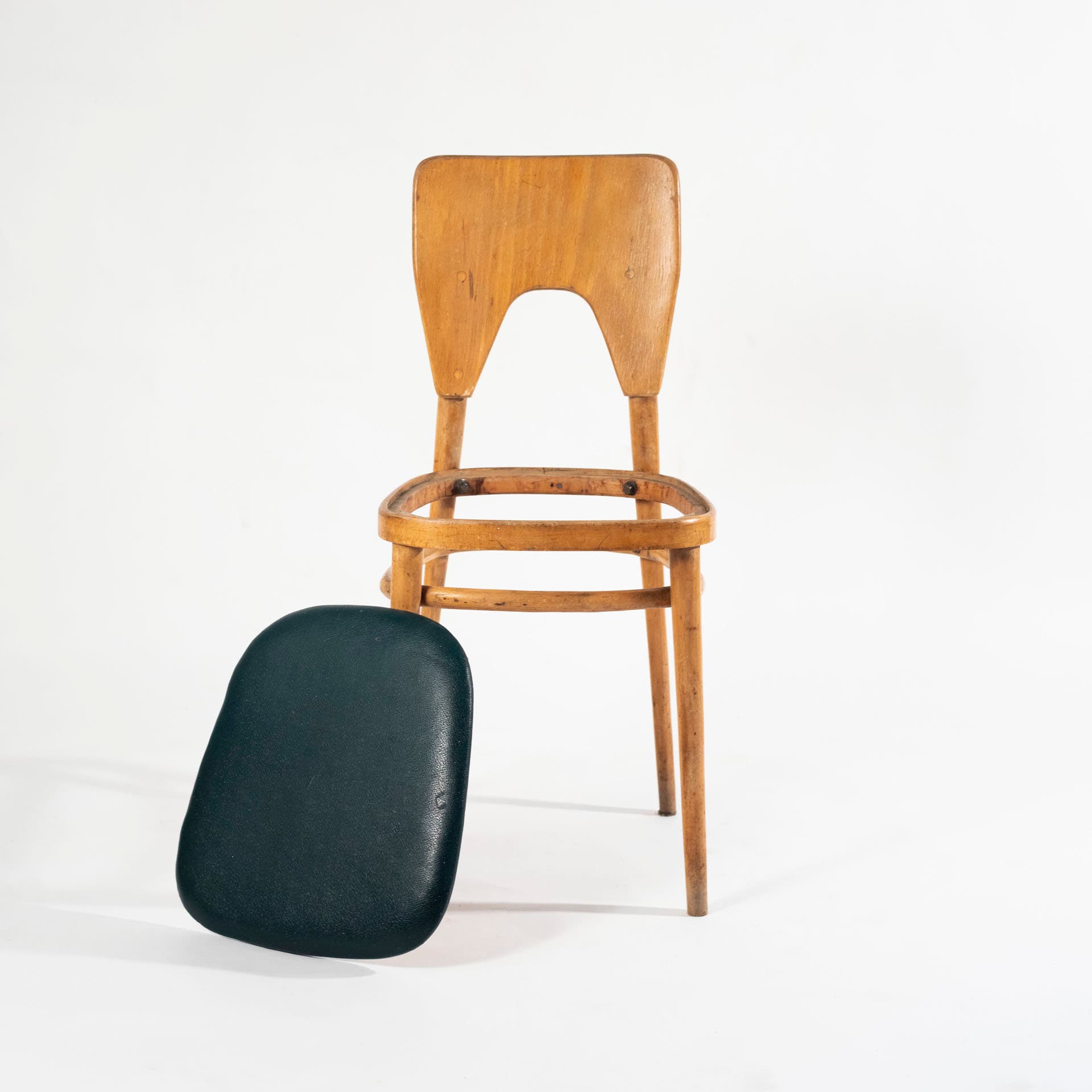 Krzesło A 590, sztuczna skóra bottle green, buk, sklejka, proj. M. Sigmund, Polska, lata 50. - 98813
