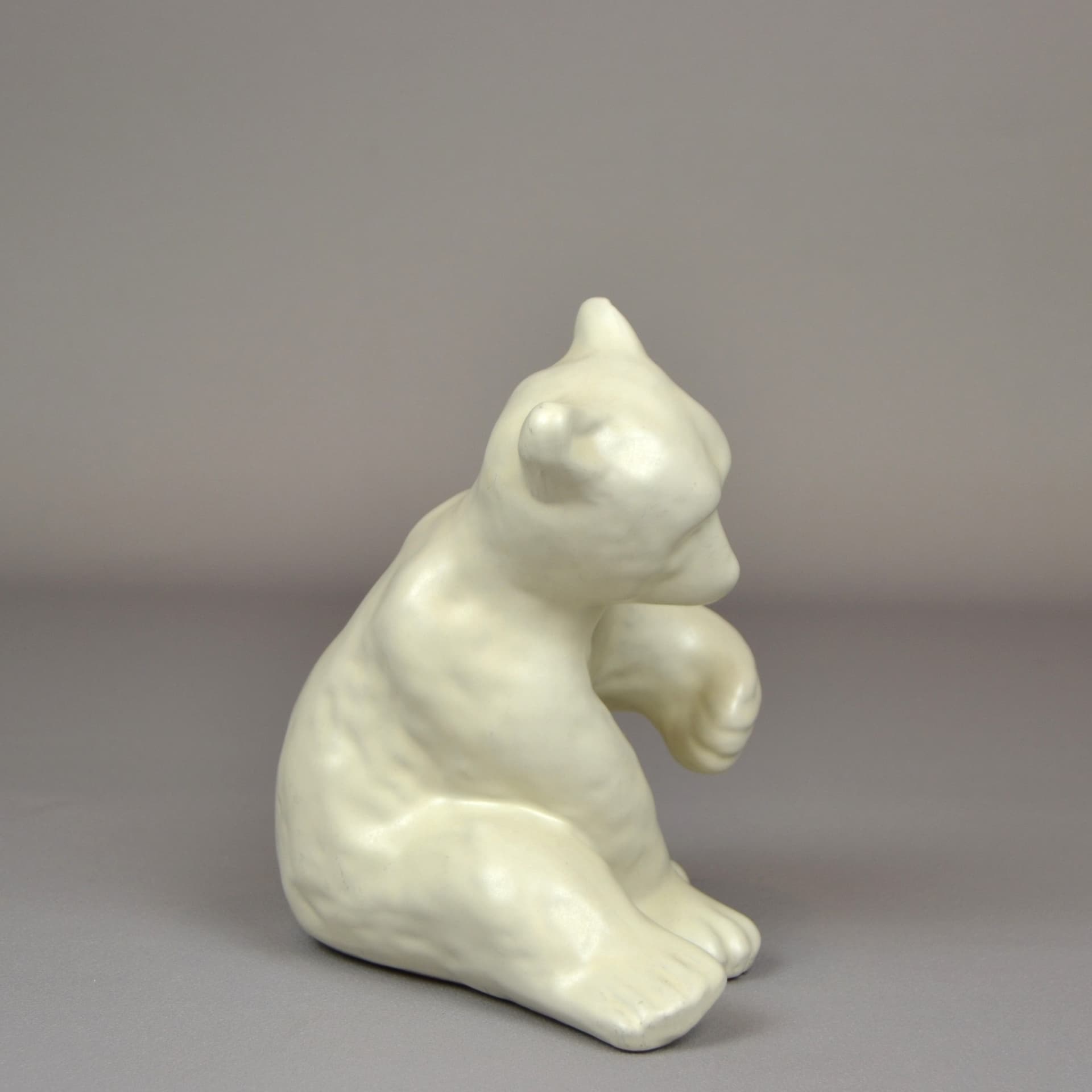 Figurka niedźwiedzia polarnego, ivory white, kamionka, proj. V. Lindstrand, Upsala-Ekeby, Szwecja, lata 40. - 800