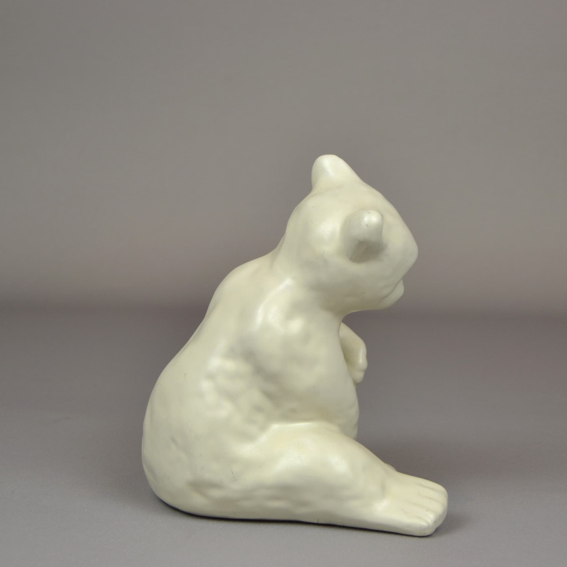 Figurka niedźwiedzia polarnego, ivory white, kamionka, proj. V. Lindstrand, Upsala-Ekeby, Szwecja, lata 40. - 802