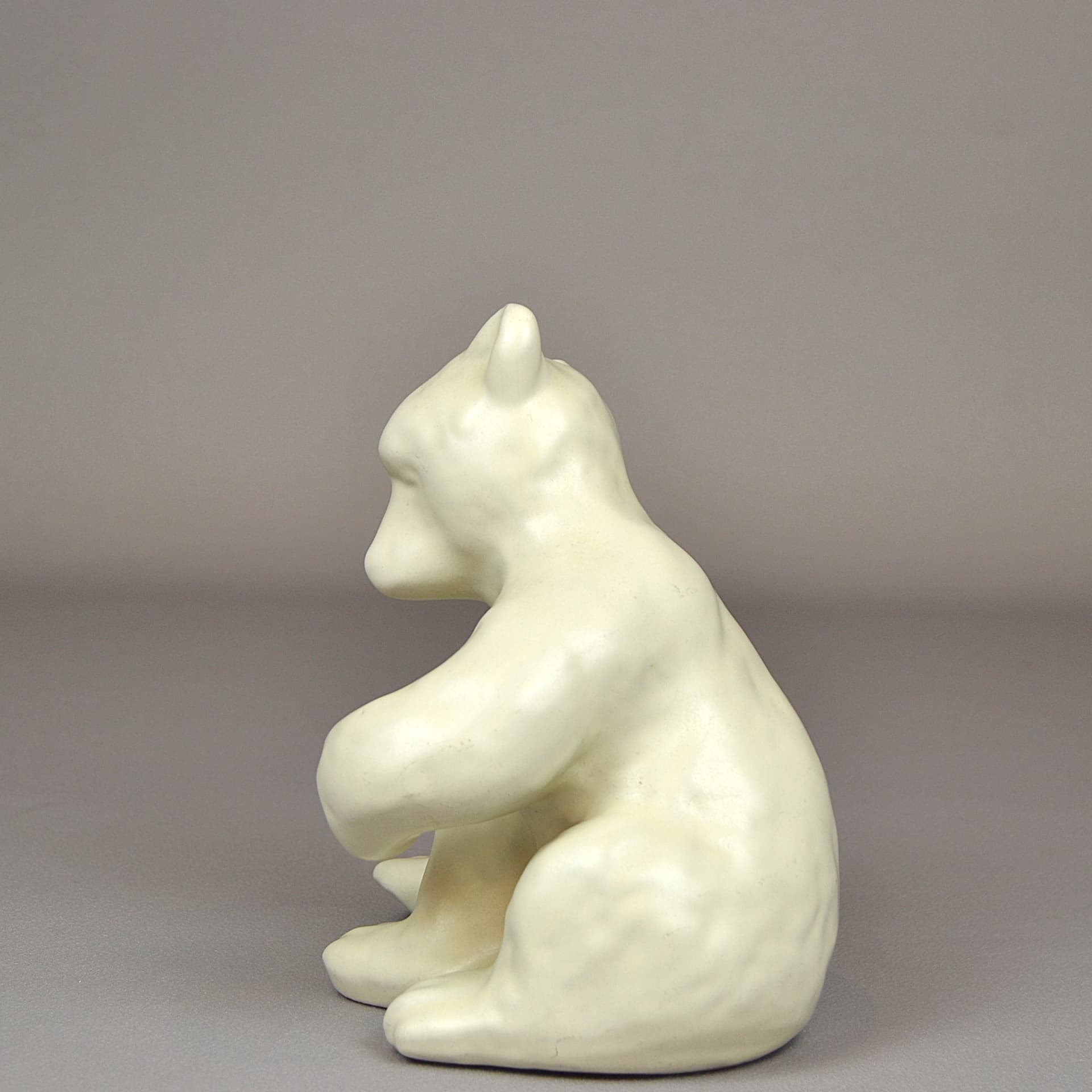 Figurka niedźwiedzia polarnego, ivory white, kamionka, proj. V. Lindstrand, Upsala-Ekeby, Szwecja, lata 40. - 803