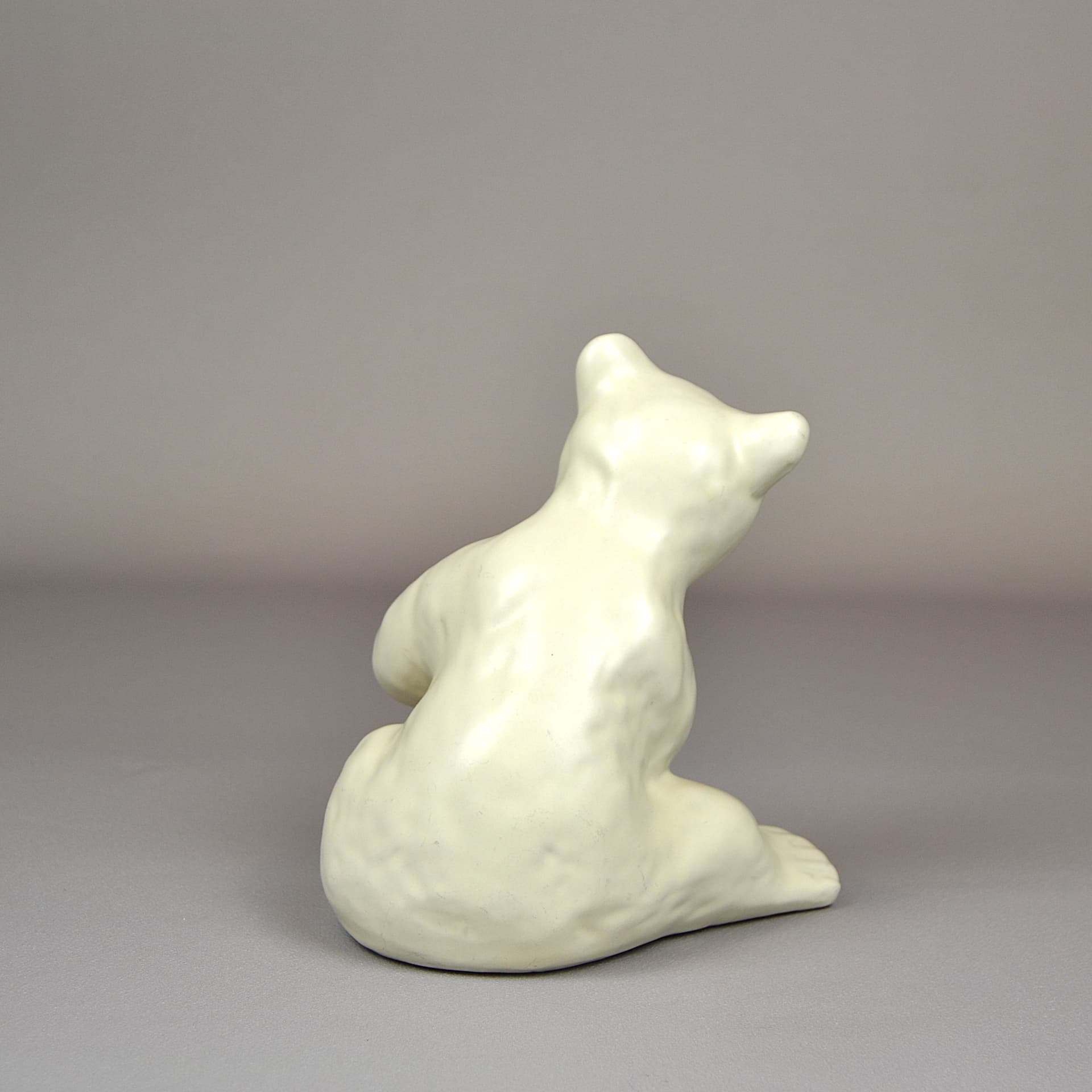 Figurka niedźwiedzia polarnego, ivory white, kamionka, proj. V. Lindstrand, Upsala-Ekeby, Szwecja, lata 40. - 799