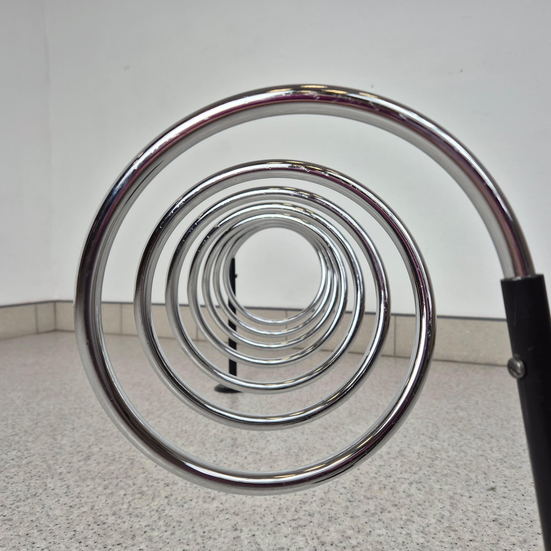 Spiralny wieszak ścienny w stylu Bauhaus, lata 70 - 99100