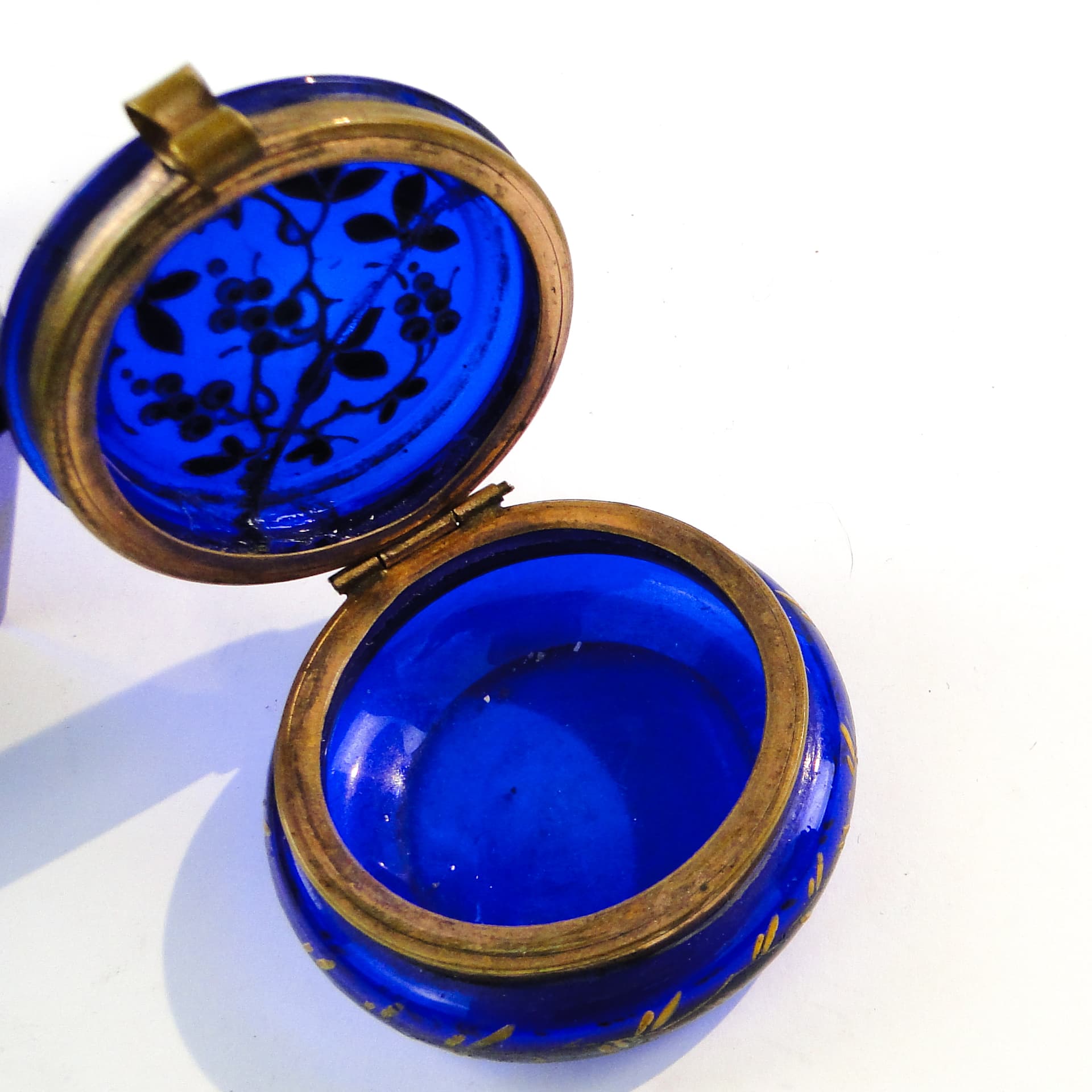 Art Nouveau pill box, glass, Austria, early 20th c. - 102210