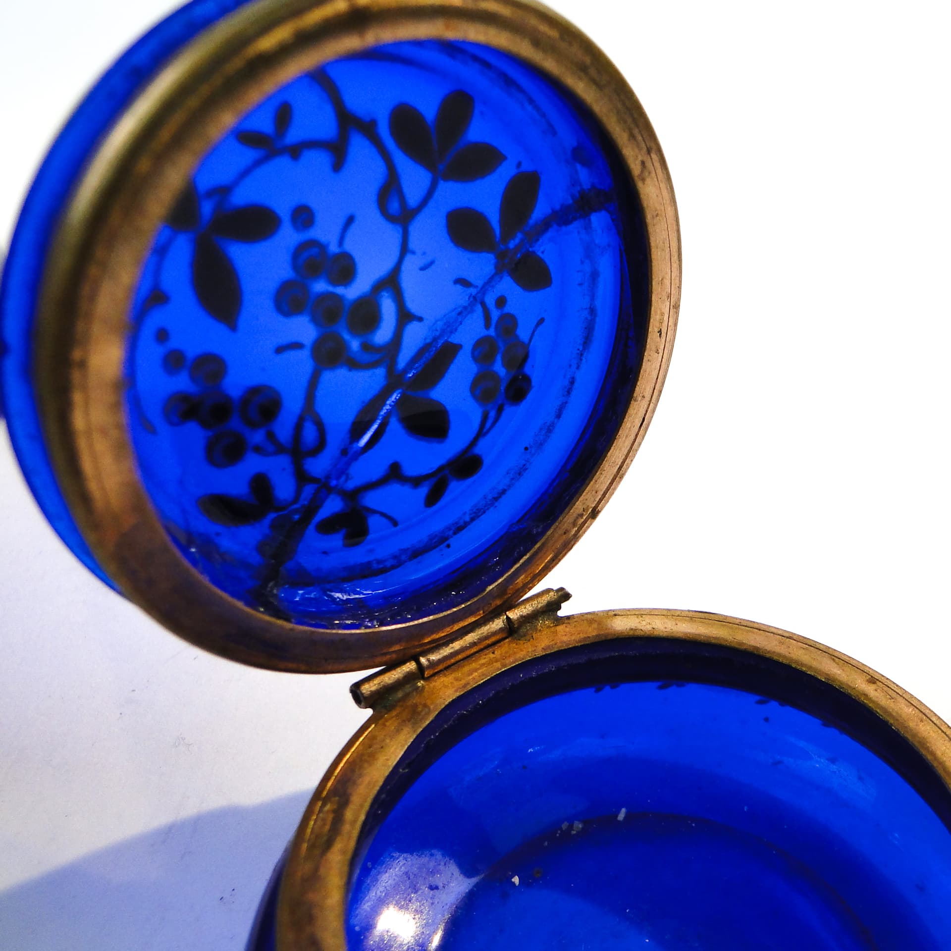 Art Nouveau pill box, glass, Austria, early 20th c. - 102206