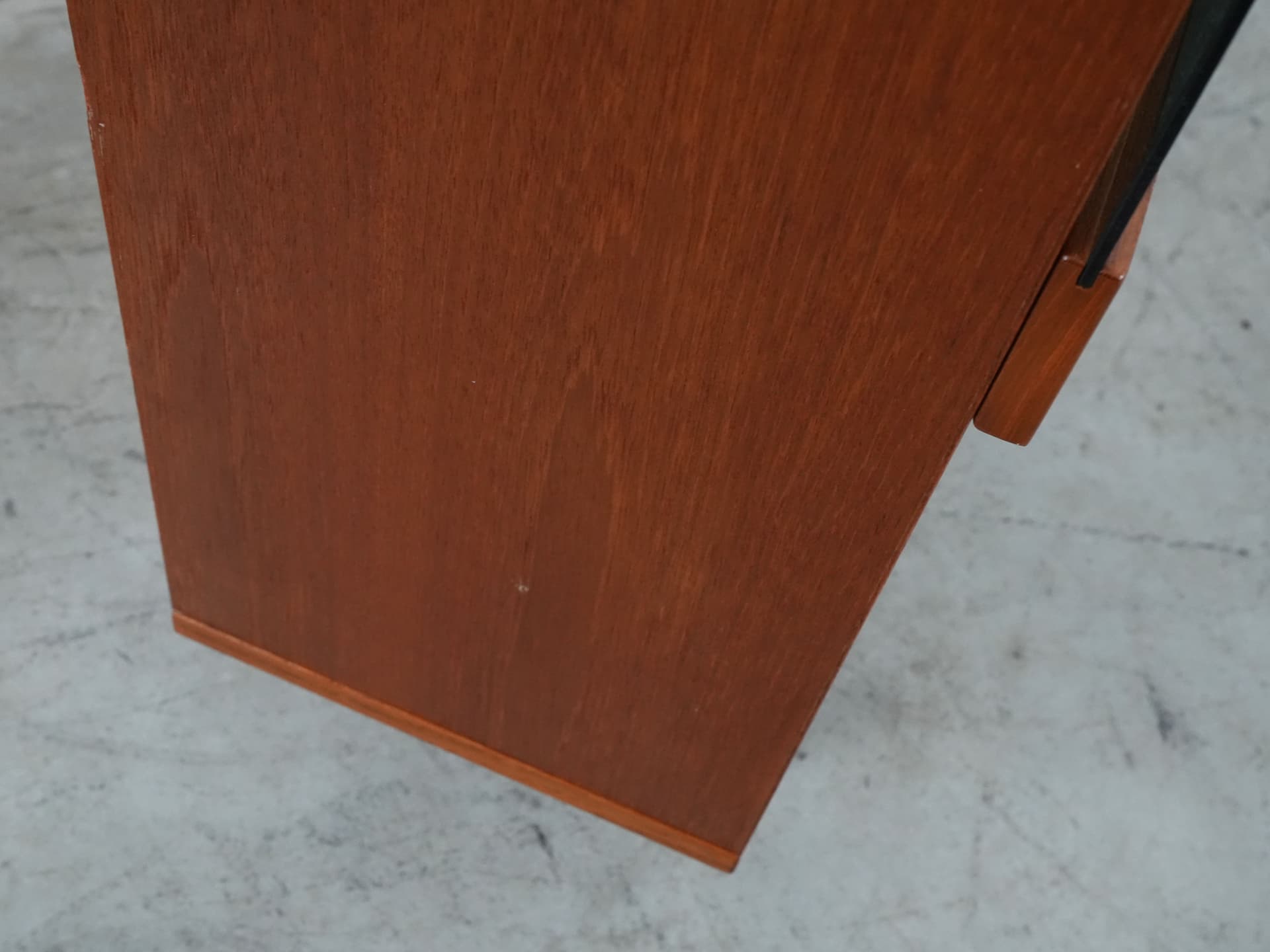 Witryna, teak brązowy, drewno czarne, szkło, Dania, lata 70. - 102584