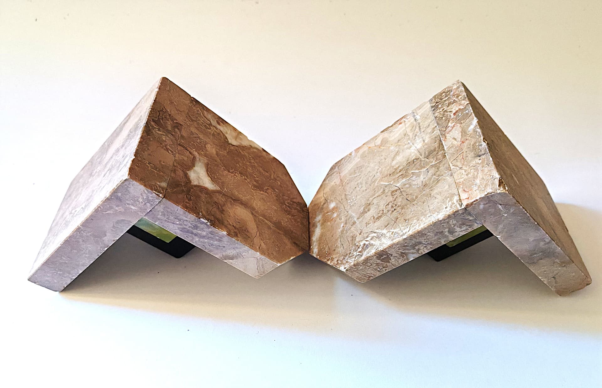 Para podpórek do książek Art Déco, marmur brązowy, onyks czarny, onyks zielony, Belgia, lata 30. - 103557