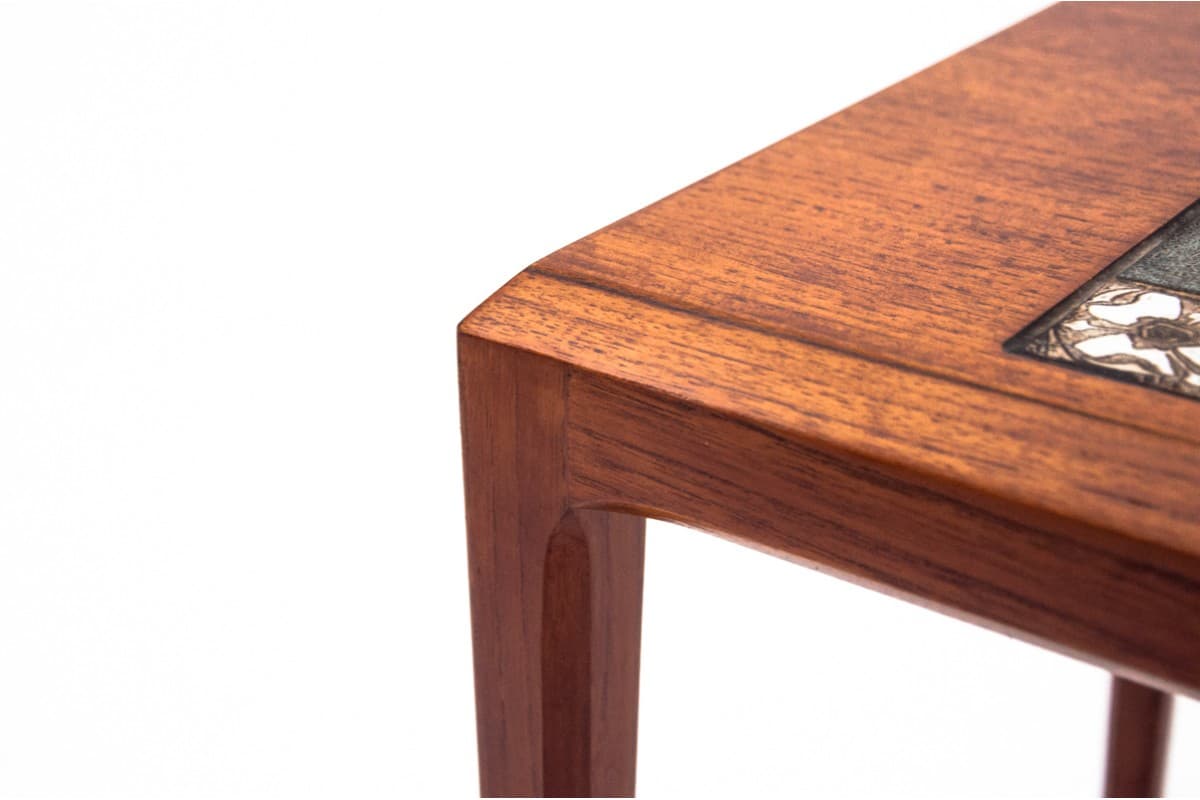 Tekowy stolik pomocniczy z ceramiczną wstawką, Dania, lata 60. - 58829