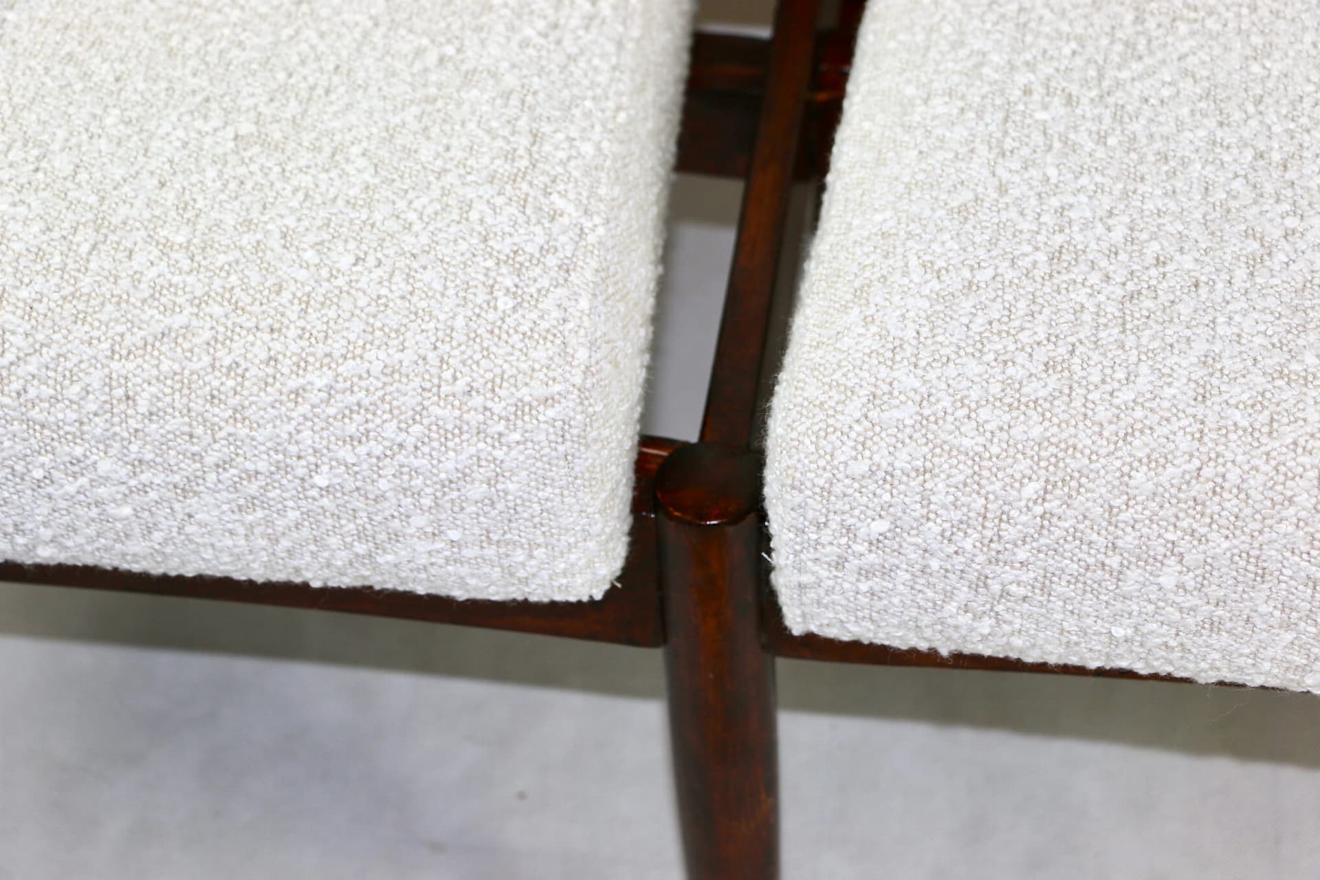 Sofa dwuosobowa, boucle, drewno, lata 70. - 107018