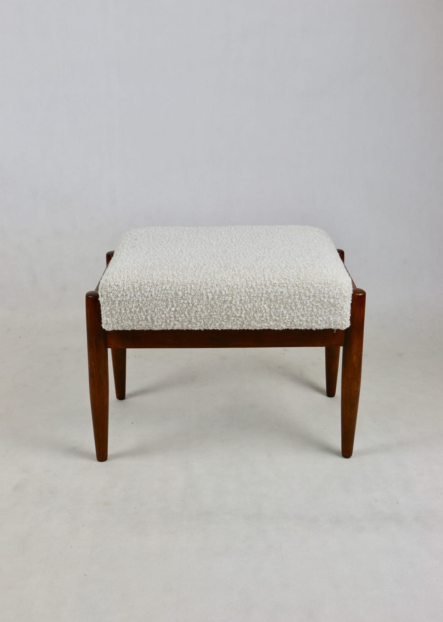 Taboret, ivory boucle, buk ciemnobrązowy, proj. E. Homa, Polska, lata 70. - 108244