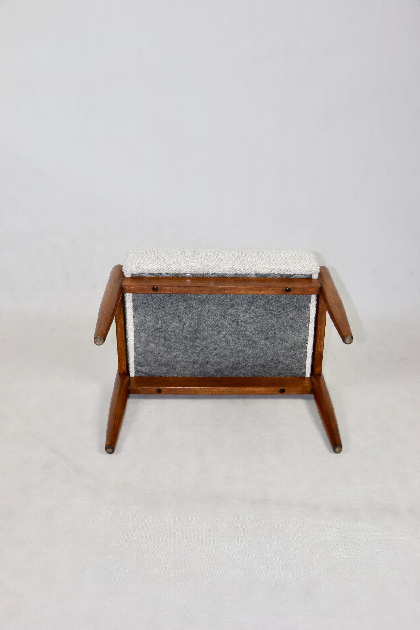 Taboret, ivory boucle, buk ciemnobrązowy, proj. E. Homa, Polska, lata 70. - 108243