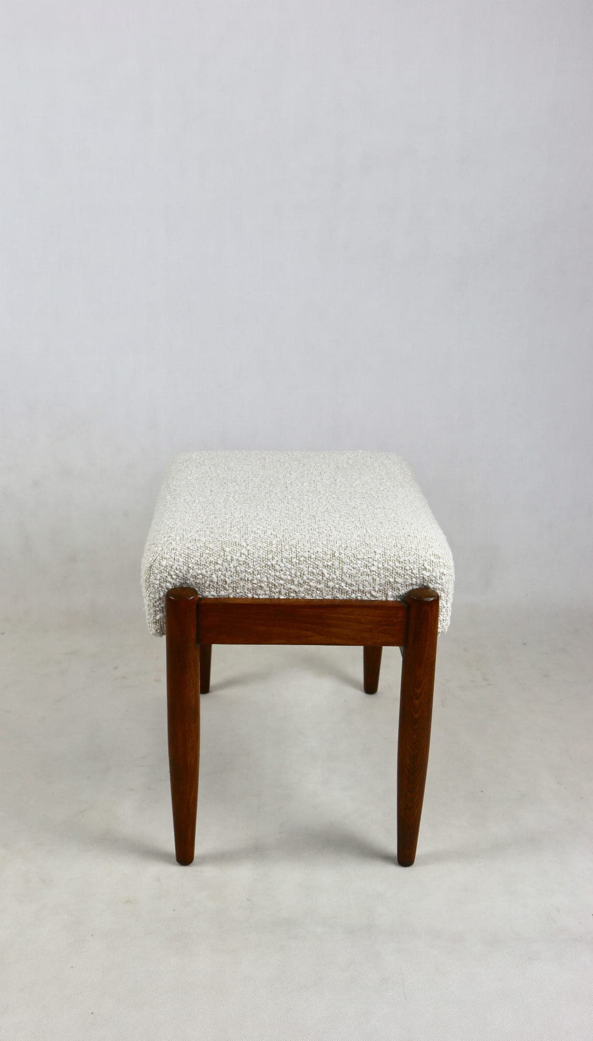 Taboret, ivory boucle, buk ciemnobrązowy, proj. E. Homa, Polska, lata 70. - 108242