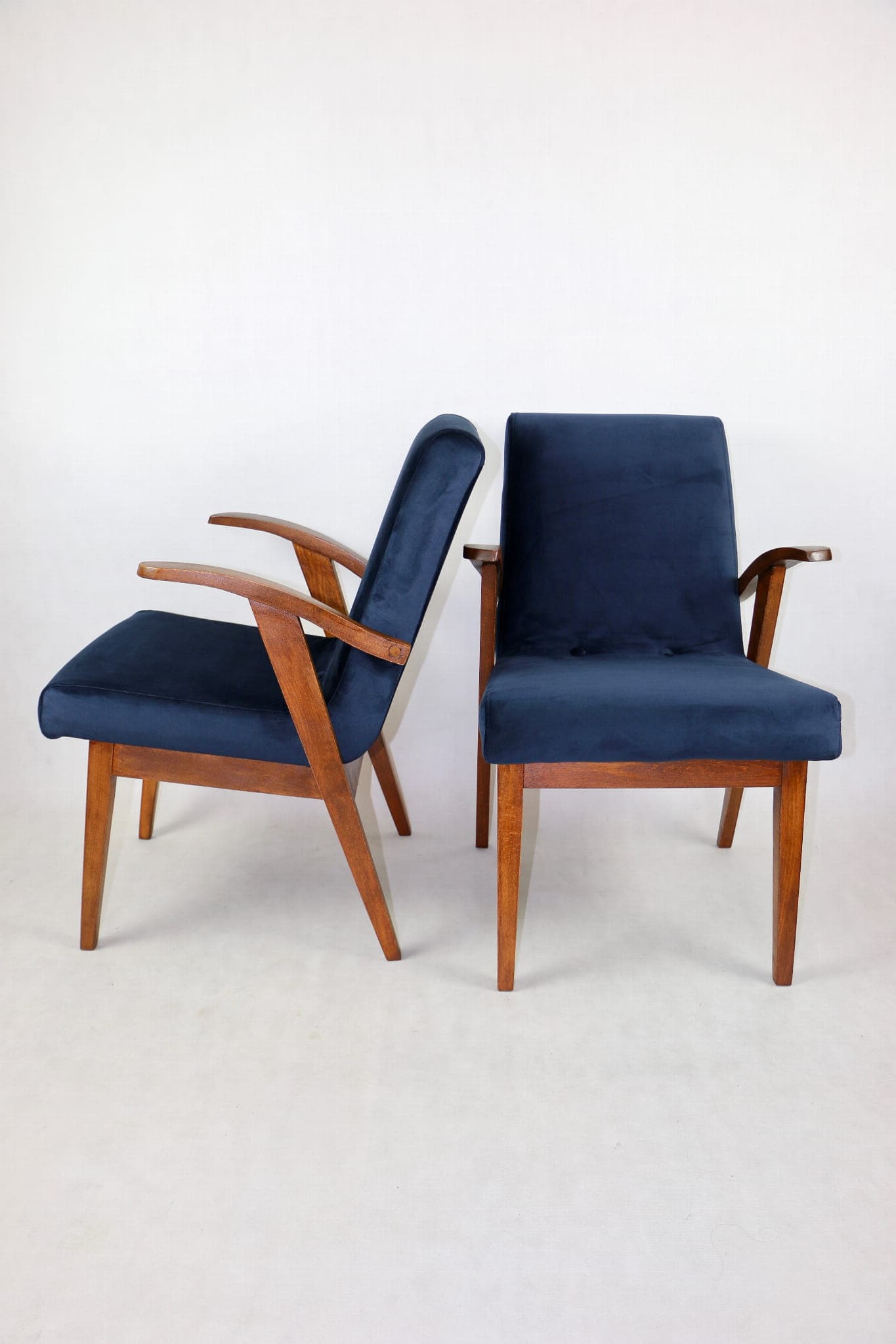 Para foteli 300-123, navy blue velvet, drewno, proj. M. Puchała, Polska, lata 60. - 108128