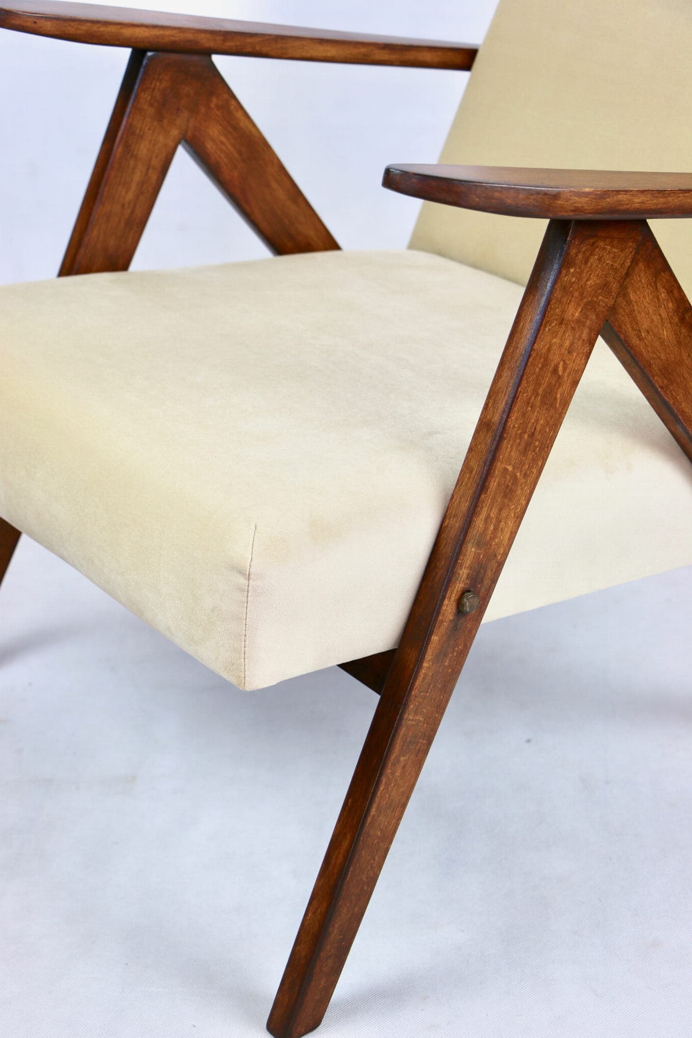 Fotel VAR B-310, welwet beżowy, drewno orzech, Polska, lata 70. - 107977