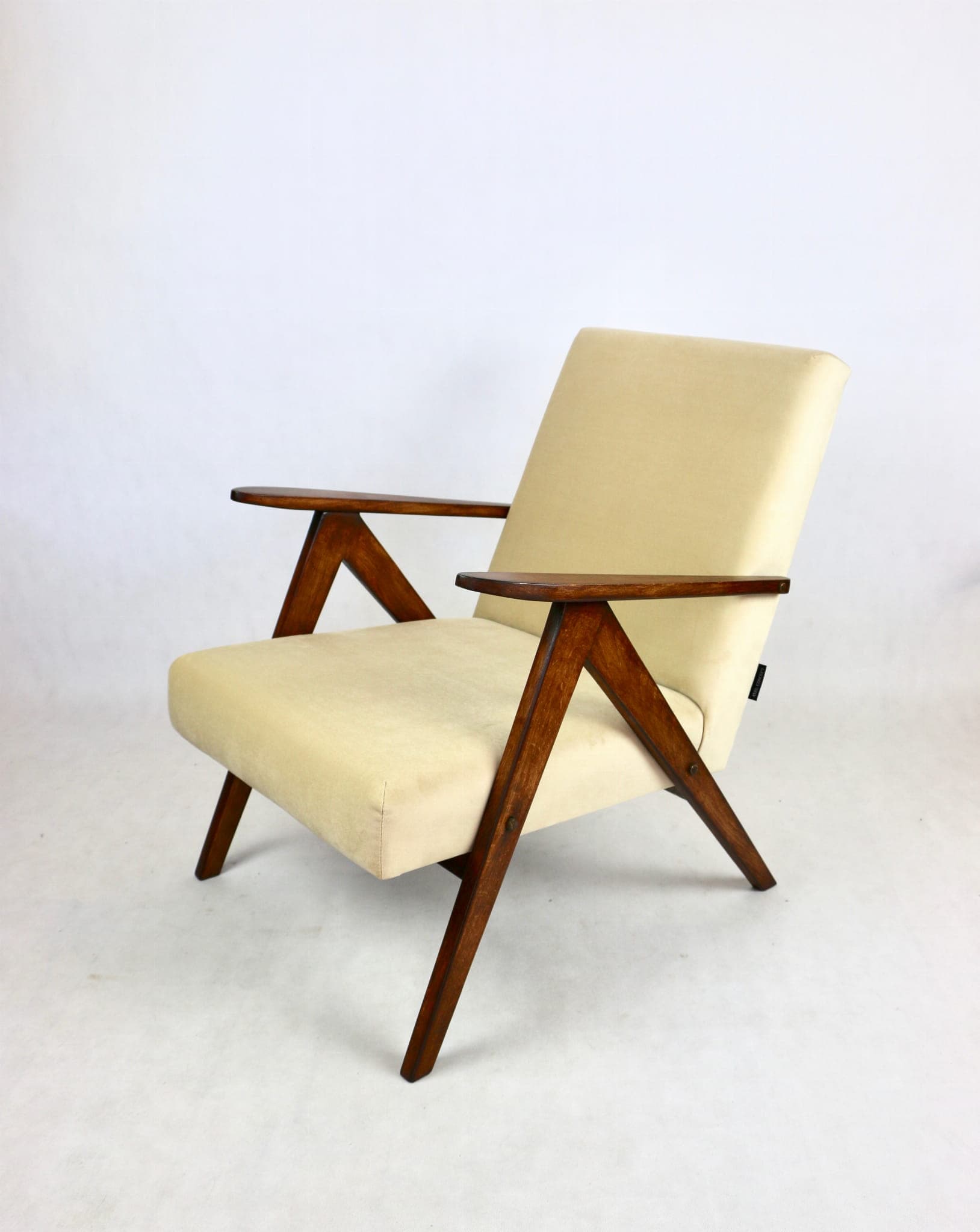 Fotel VAR B-310, welwet beżowy, drewno orzech, Polska, lata 70. - 107976