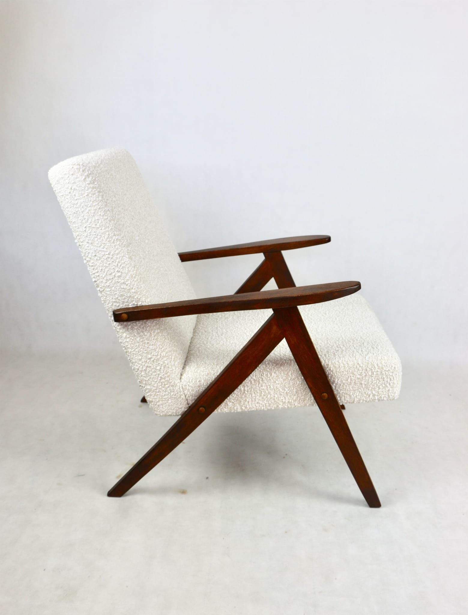 Fotel VAR B-310, bouclé ivory, dąb ciemny, Polska, lata 70. - 107970
