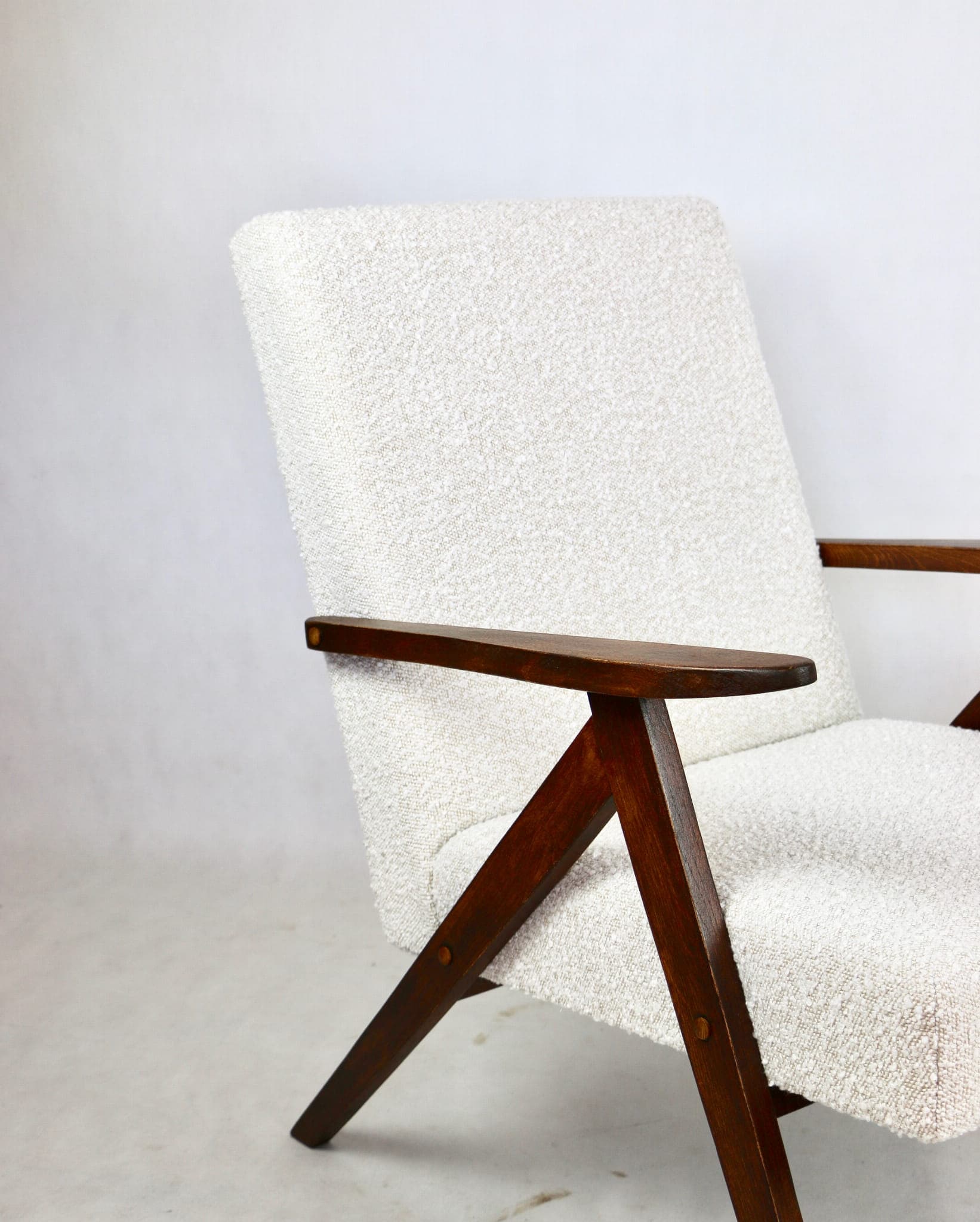 Fotel VAR B-310, bouclé ivory, dąb ciemny, Polska, lata 70. - 107964