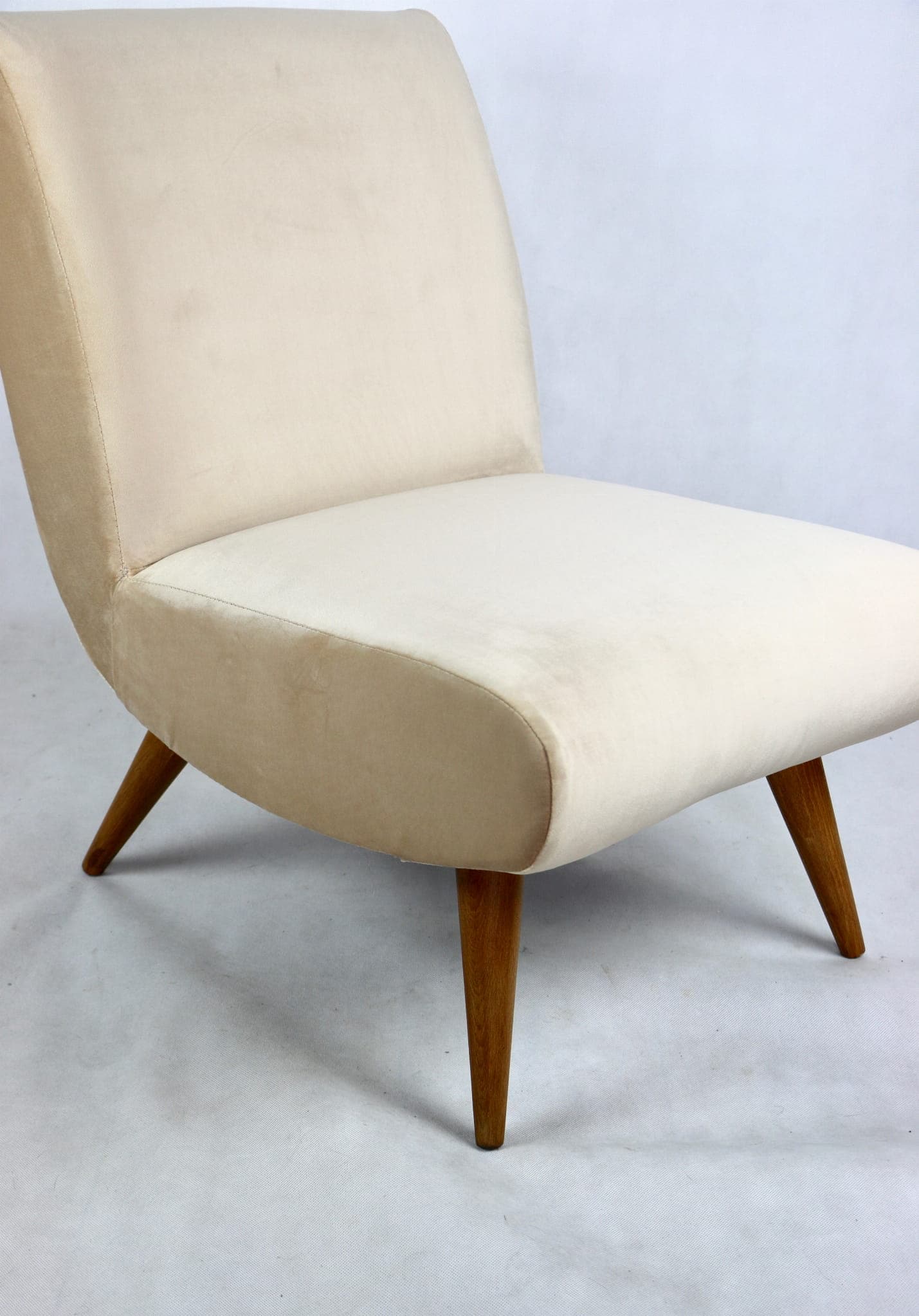 Fotel, beżowy velvet, drewno naturalne, Europa, lata 70. - 107884