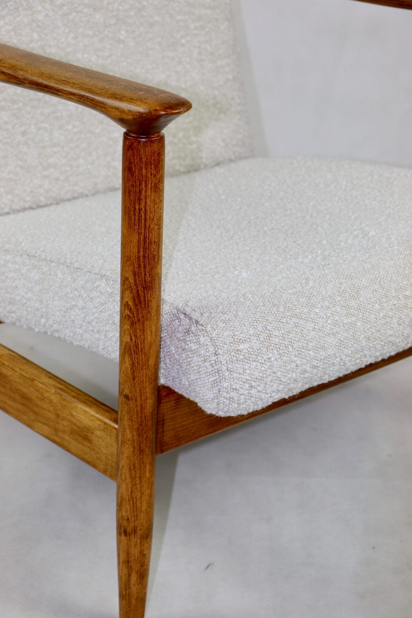Fotel GFM-142, bouclé ivory, drewno orzech, proj. E. Homa, Polska, lata 70. - 107813