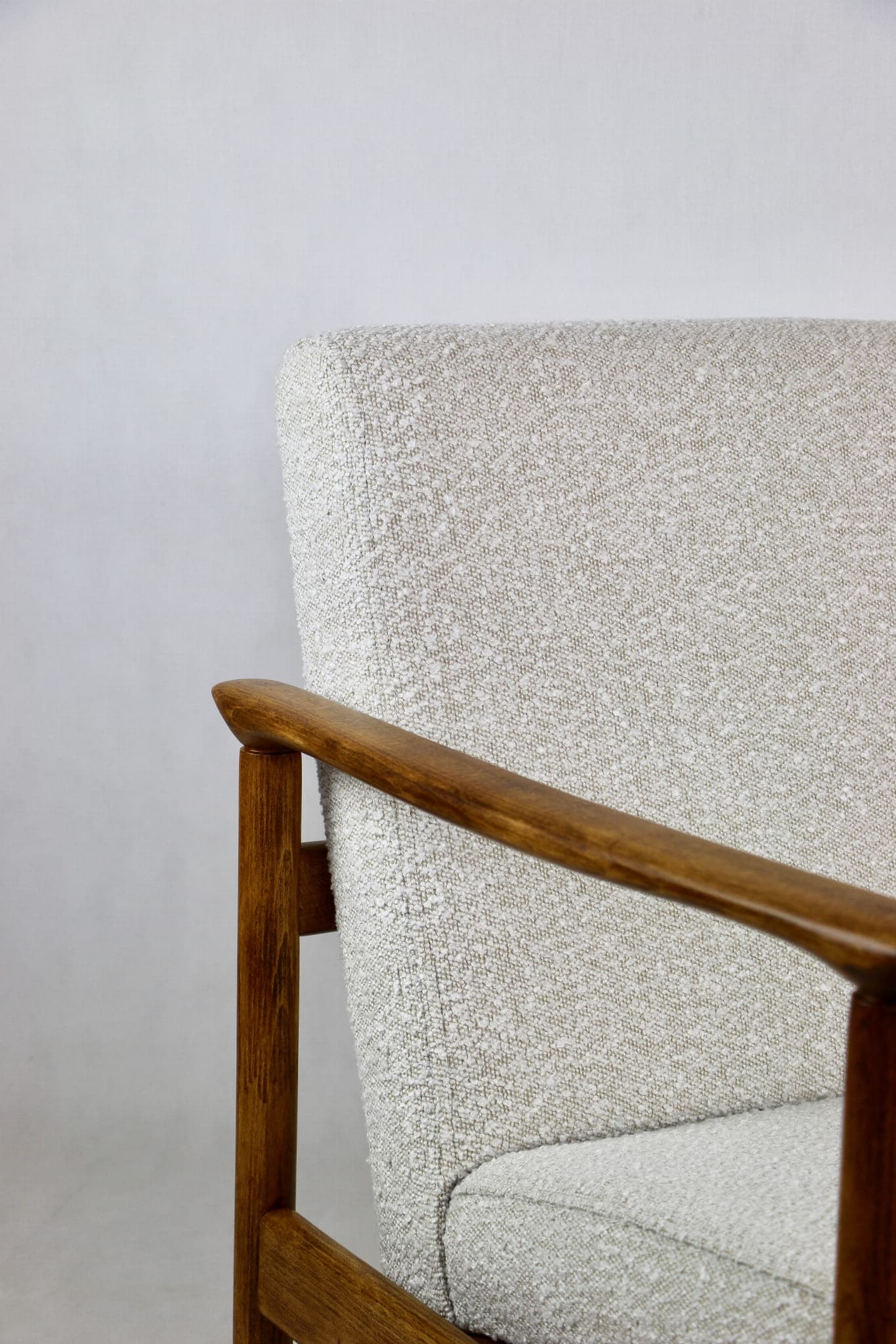 Fotel GFM-142, bouclé ivory, drewno orzech, proj. E. Homa, Polska, lata 70. - 107805