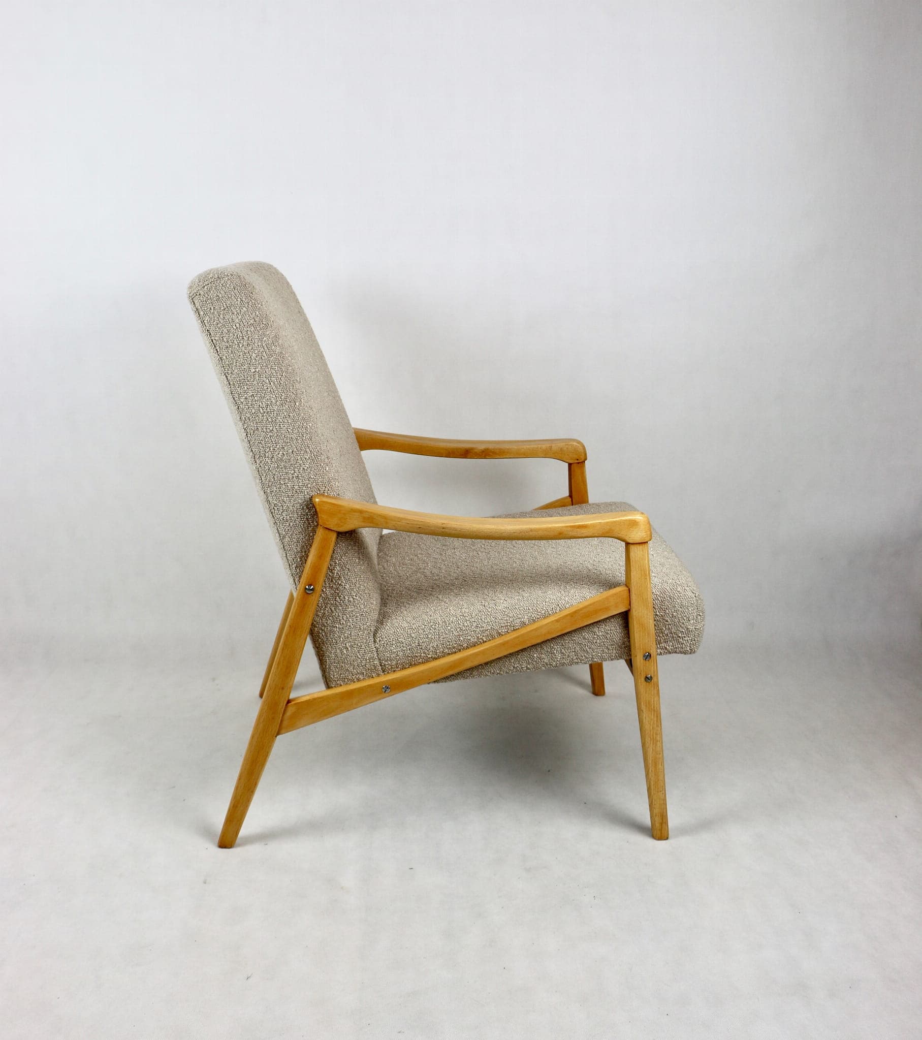 Fotel, boucle beżowy, buk, proj. J. Jiroutek, Czechy, lata 60. - 107701