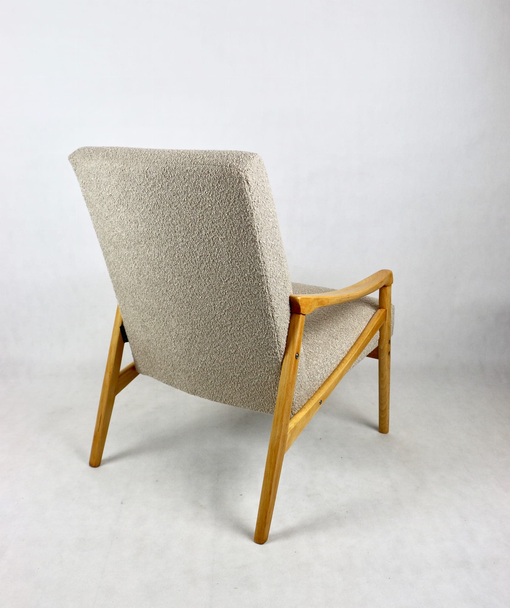 Fotel, boucle beżowy, buk, proj. J. Jiroutek, Czechy, lata 60. - 107702