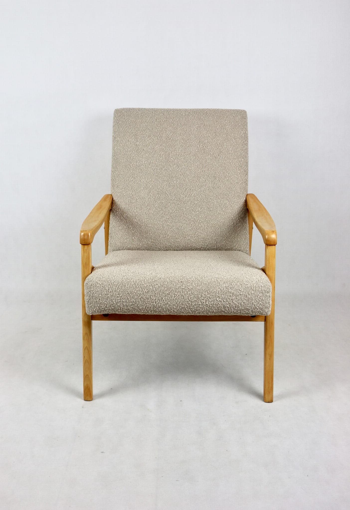 Fotel, boucle beżowy, buk, proj. J. Jiroutek, Czechy, lata 60. - 107706