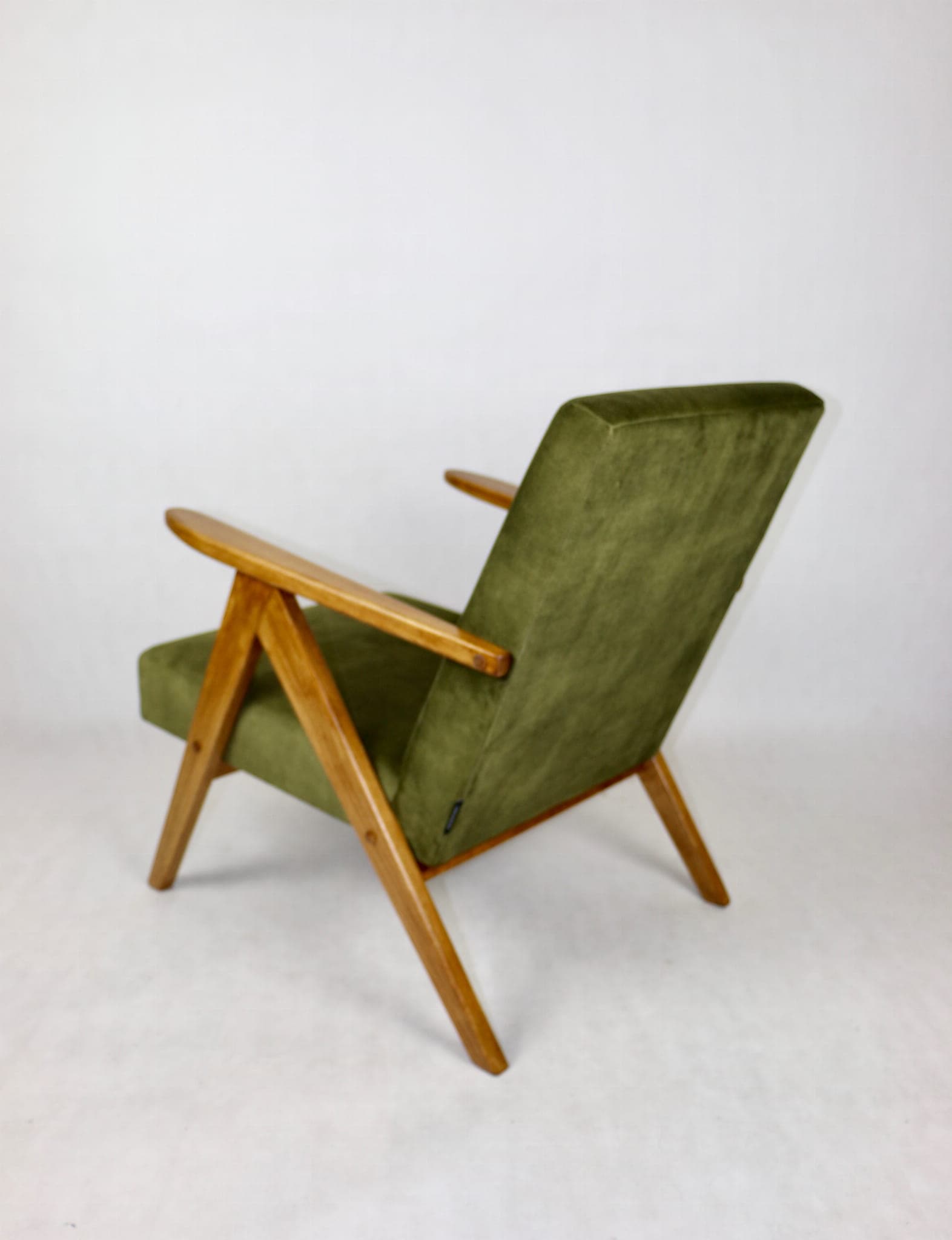 Fotel B-310 VAR, velvet zielony oliwkowy, drewno dąb, Polska, lata 70. - 107641