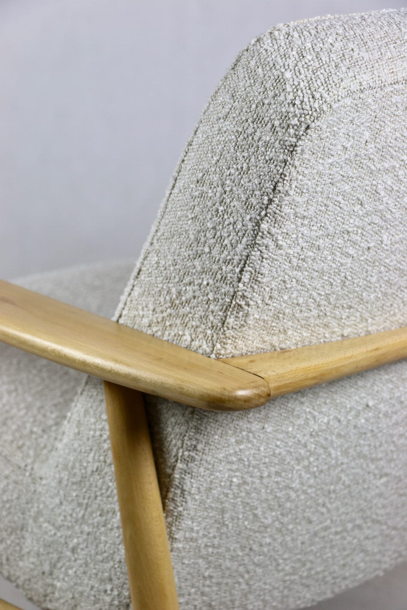 Fotel GFM-63, boucle biały, drewno naturalny, proj. J. Kędziorek, Polska, lata 70. - 107581