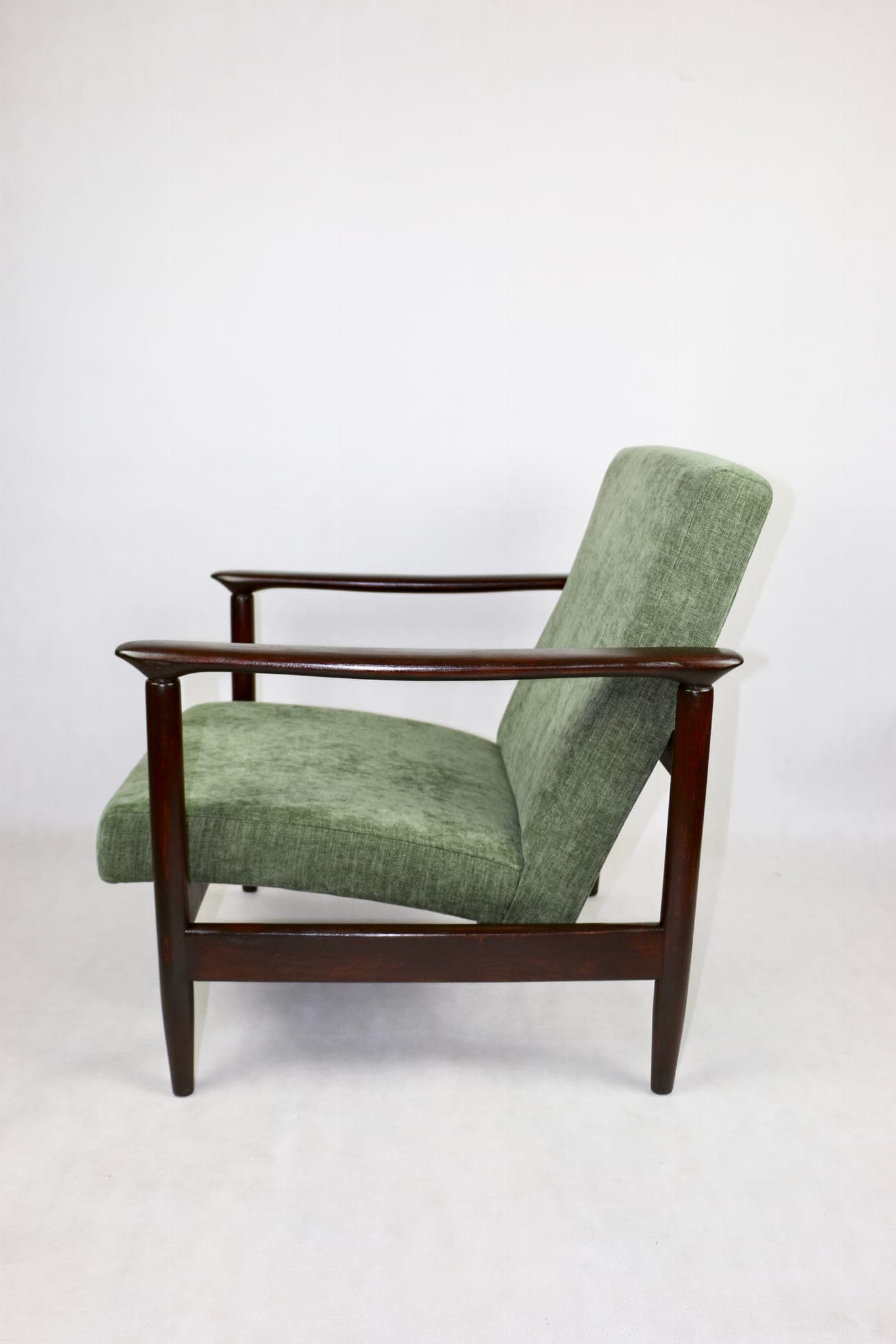 Fotel GFM-142, oliwkowy, drewno brązowe, proj. E. Homa, Polska, lata 70. - 107430