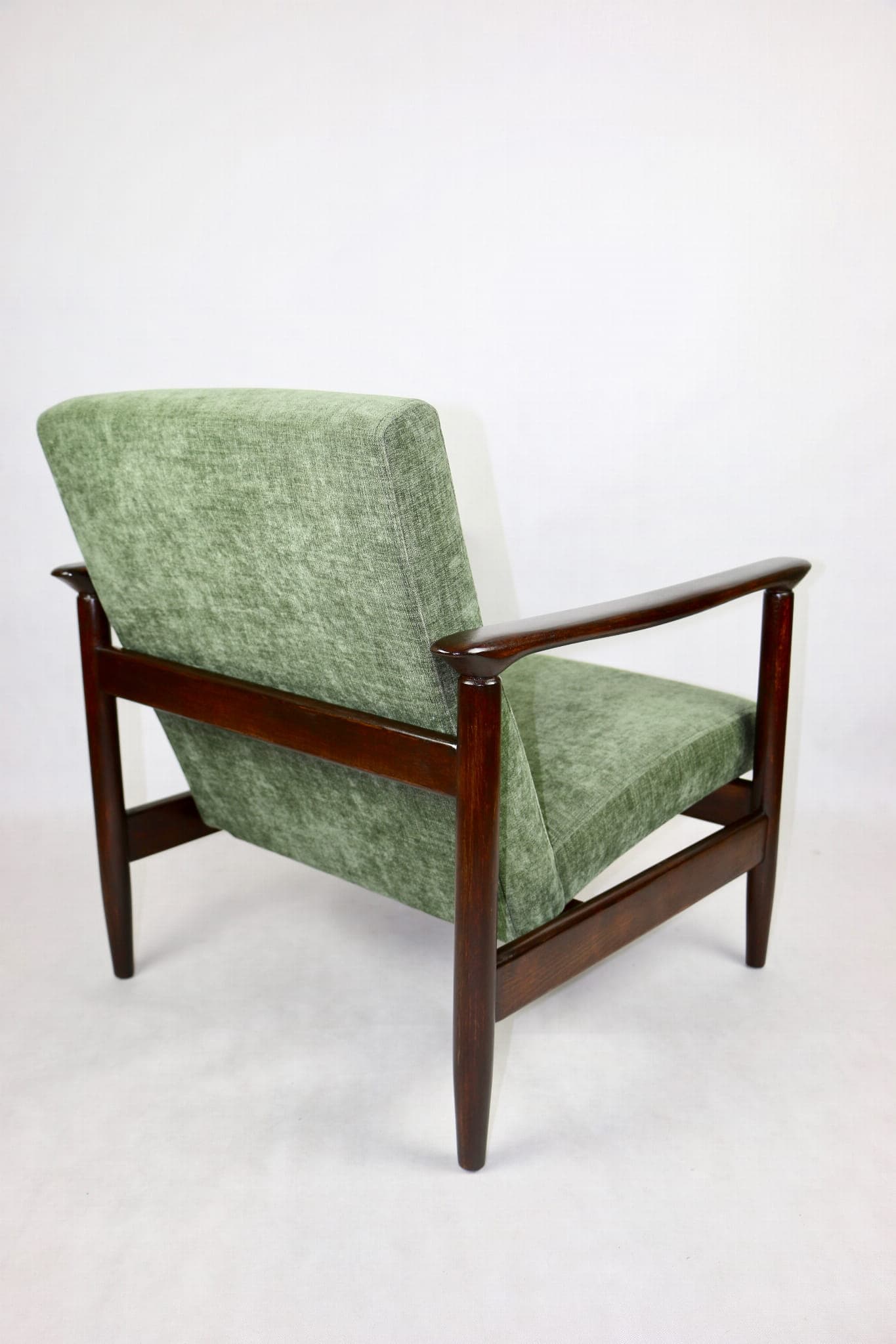 Fotel GFM-142, oliwkowy, drewno brązowe, proj. E. Homa, Polska, lata 70. - 107427