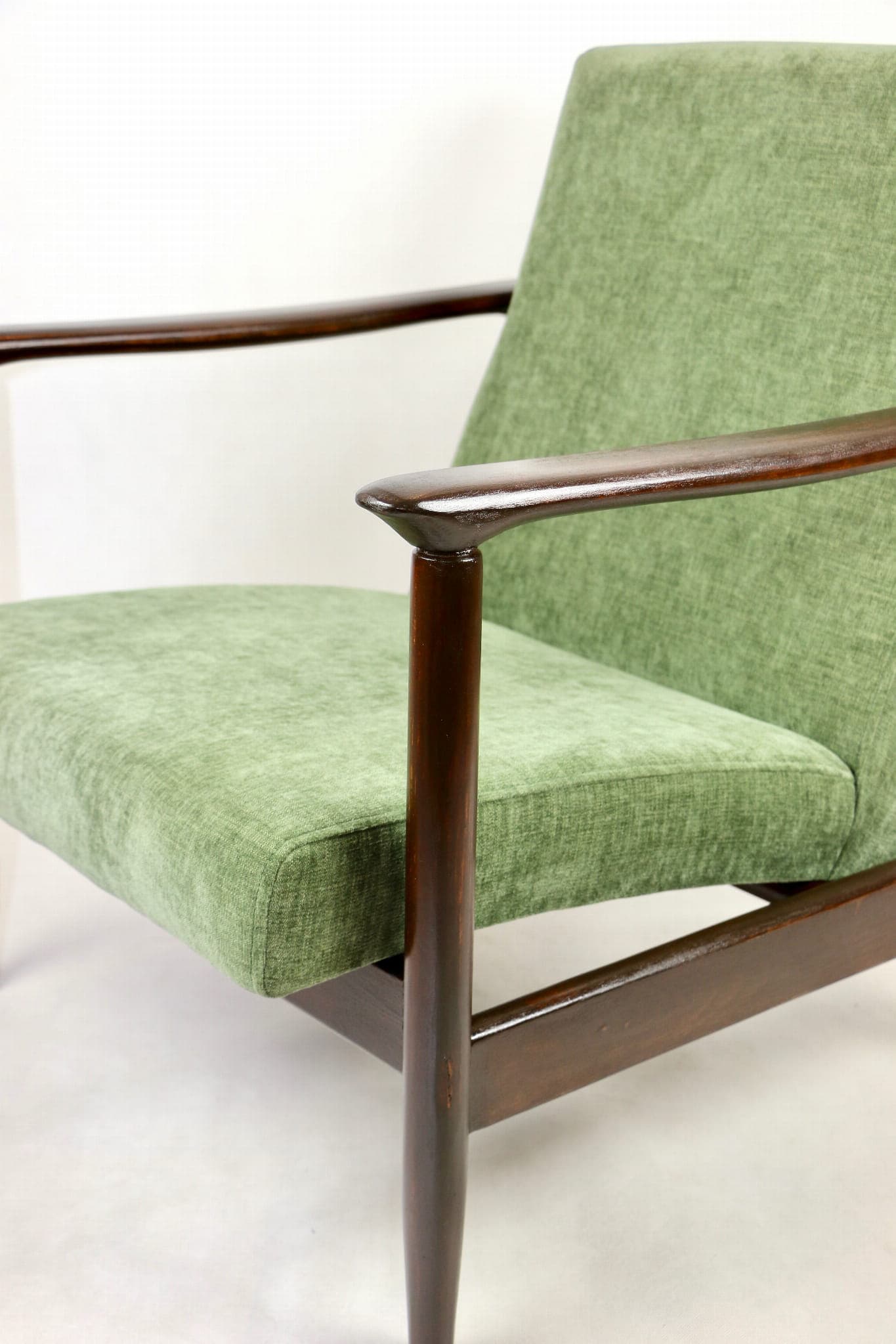 Fotel GFM-142, oliwkowy, drewno brązowe, proj. E. Homa, Polska, lata 70. - 107432