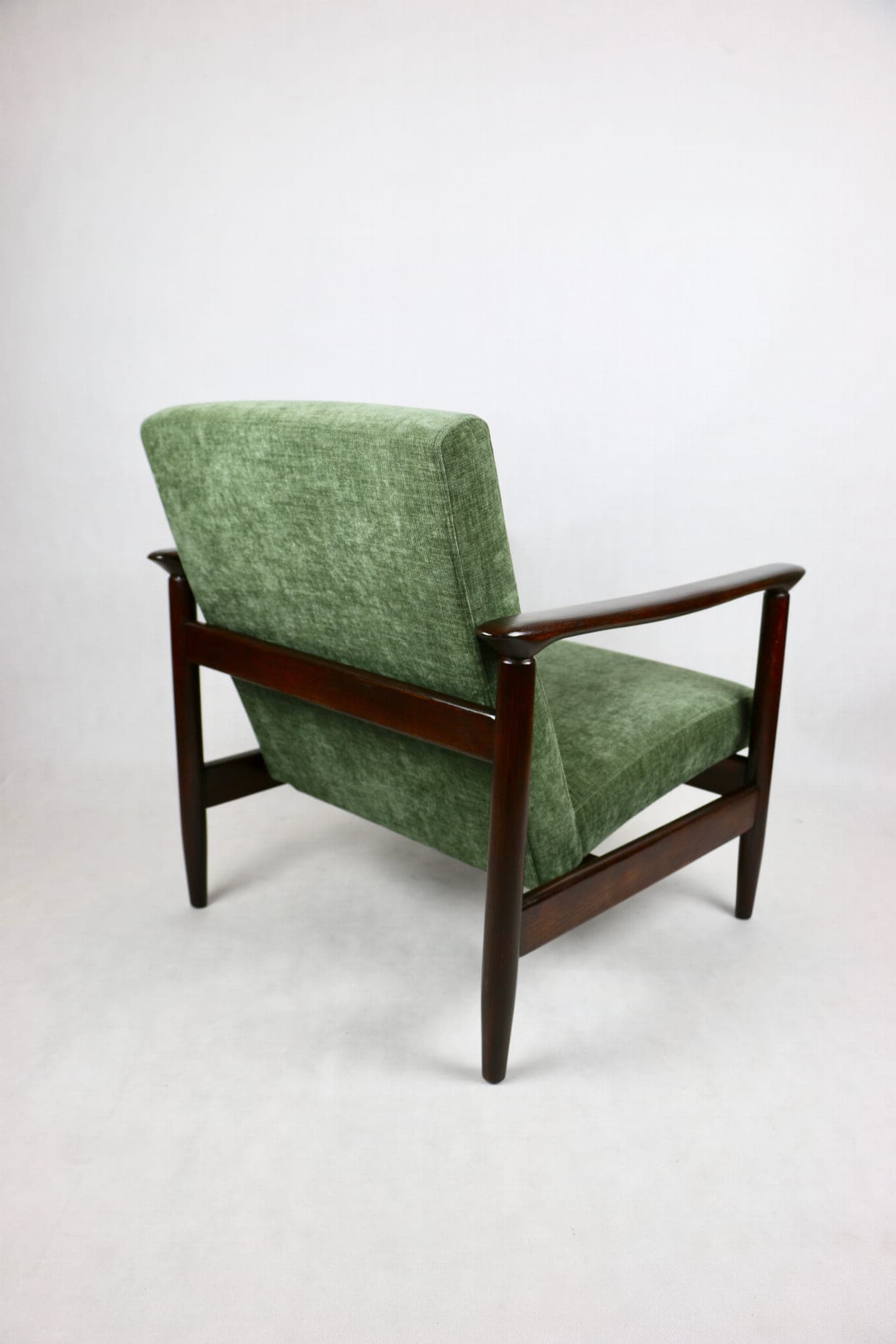 Fotel GFM-142, oliwkowy, drewno brązowe, proj. E. Homa, Polska, lata 70. - 107428