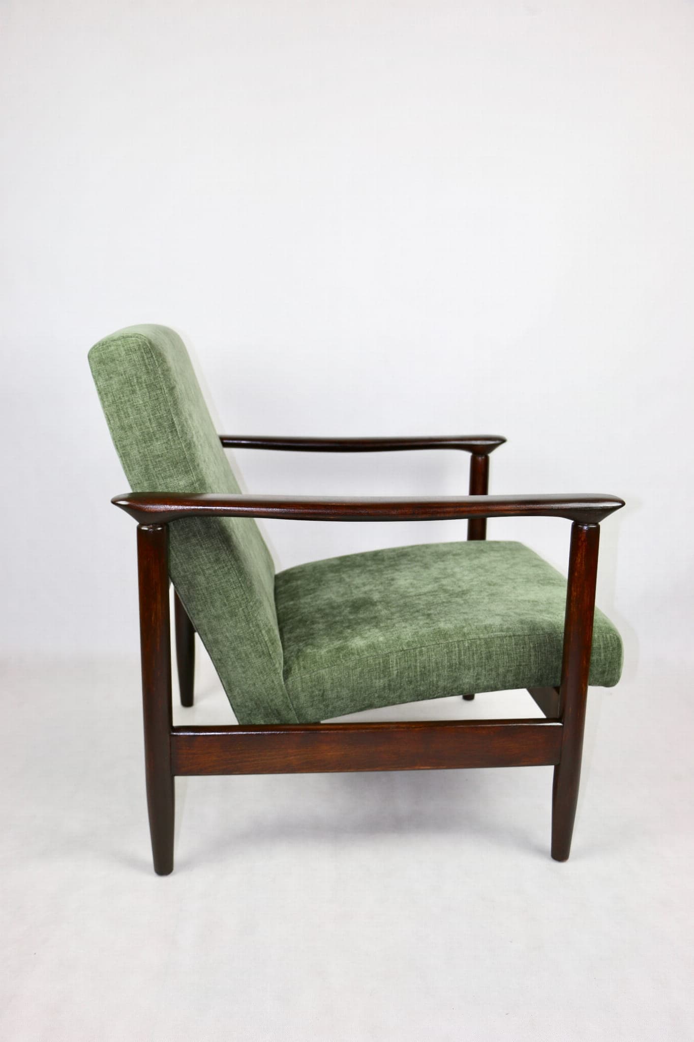 Fotel GFM-142, oliwkowy, drewno brązowe, proj. E. Homa, Polska, lata 70. - 107426