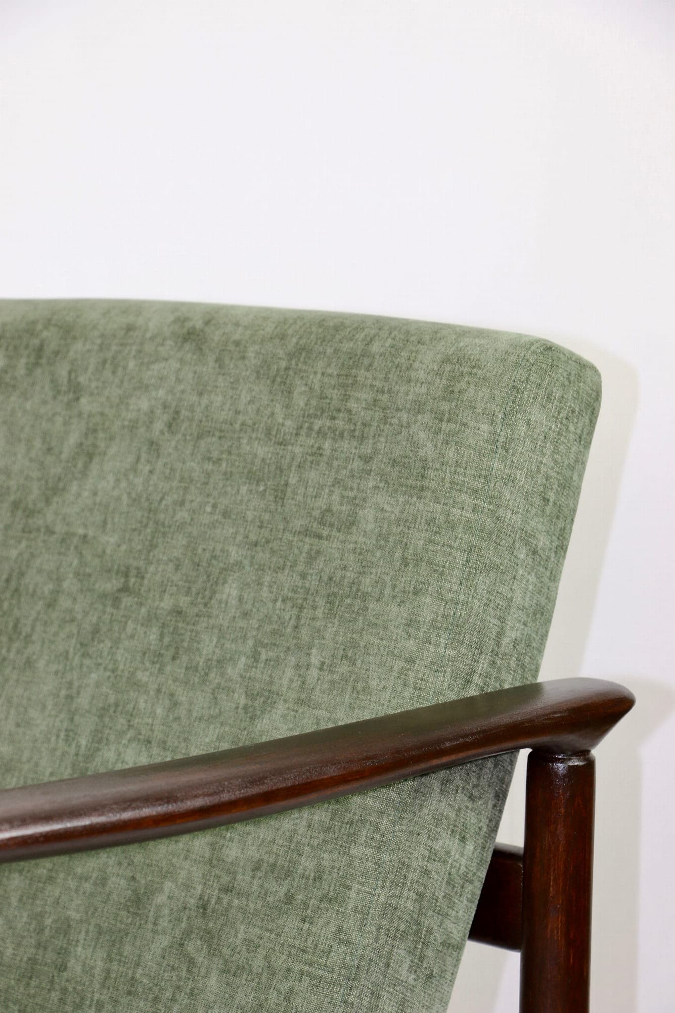 Fotel GFM-142, oliwkowy, drewno brązowe, proj. E. Homa, Polska, lata 70. - 107433