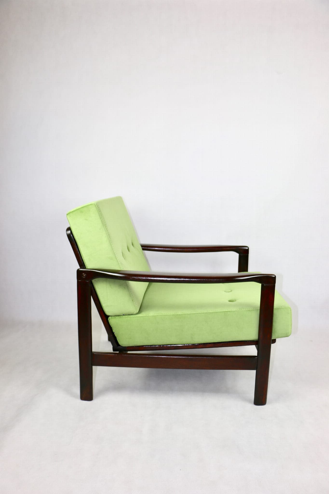 Fotel, velvet zielony, drewno brązowy, proj. Z. Bączyk, Polska, lata 70. - 107411