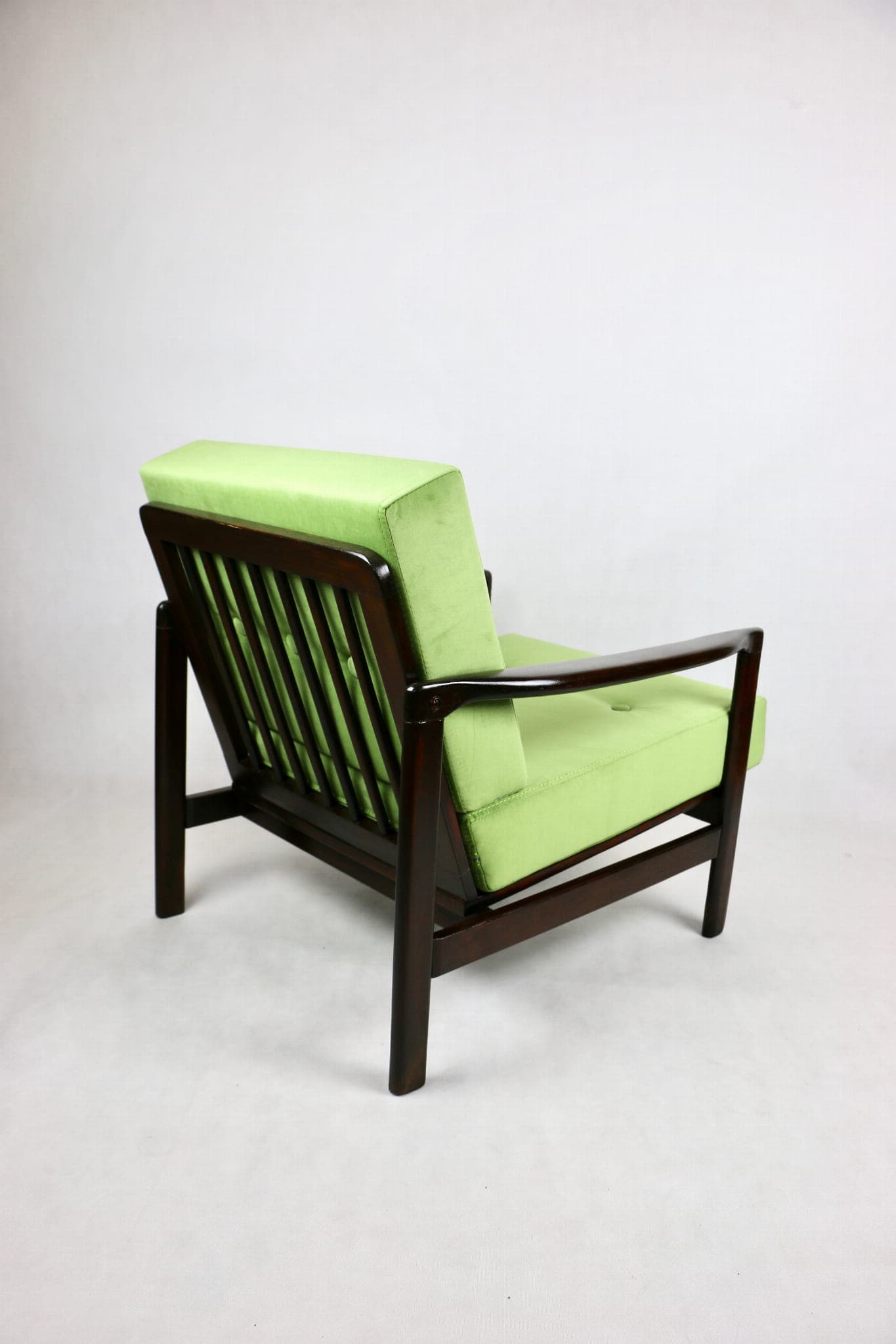 Fotel, velvet zielony, drewno brązowy, proj. Z. Bączyk, Polska, lata 70. - 107410