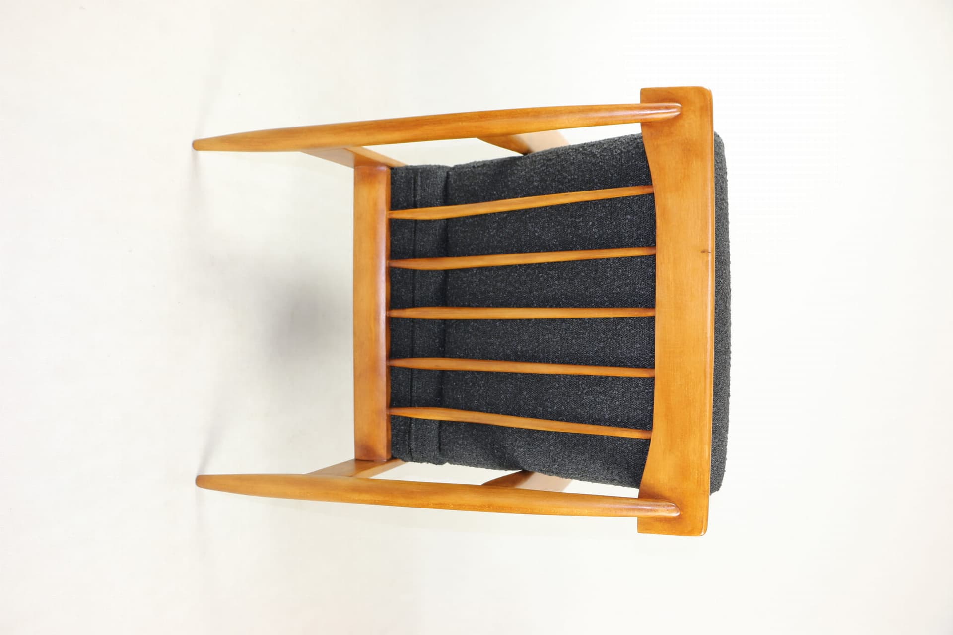 Fotel, czarny bouclé, drewno, Dania, lata 70. - 107378