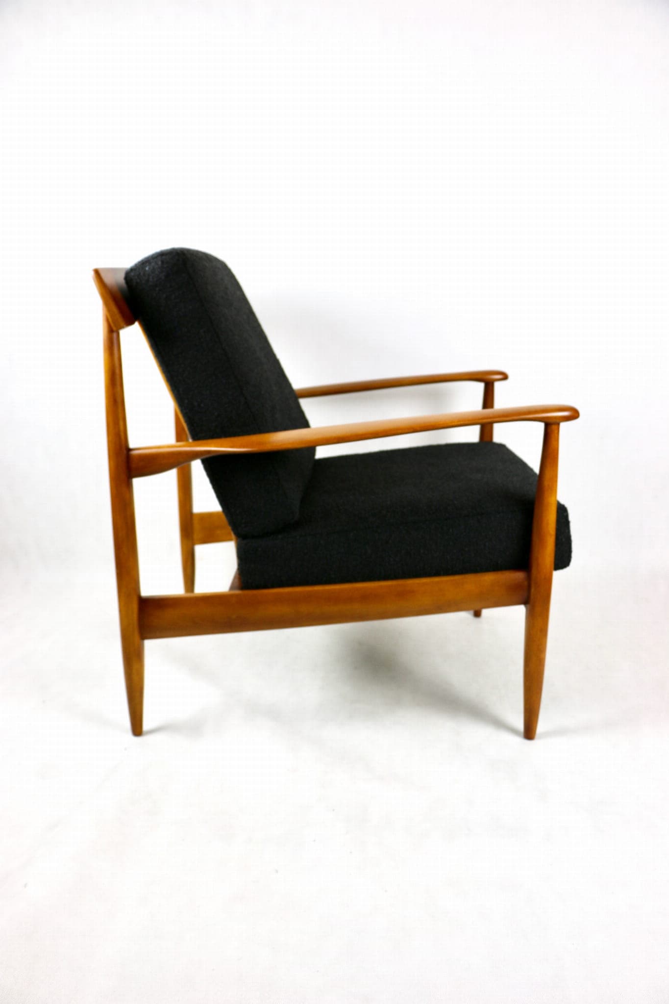 Fotel, czarny bouclé, drewno, Dania, lata 70. - 107380