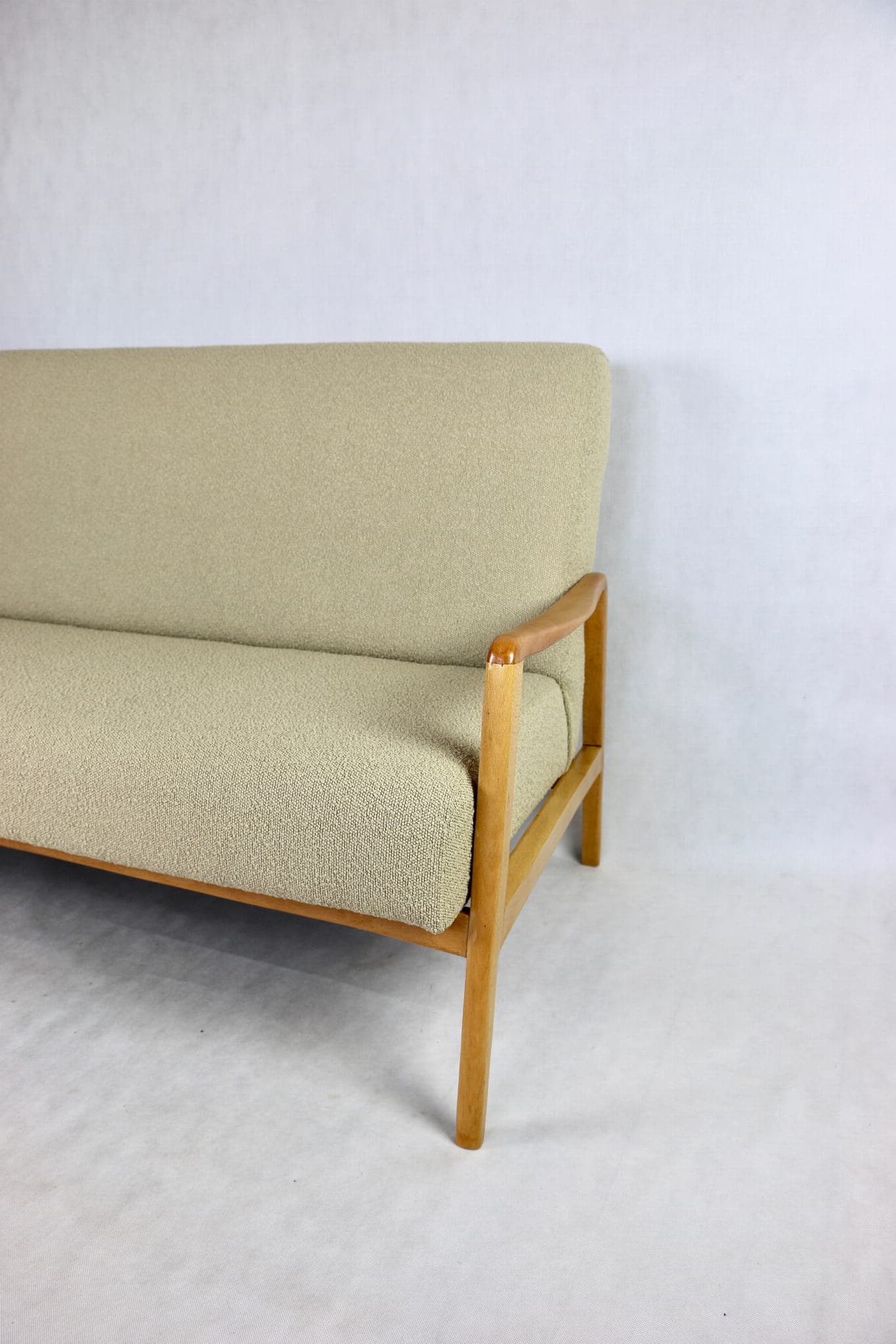 Sofa, beżowy bouclé, drewno jasne, Rumunia, lata 70. - 107194