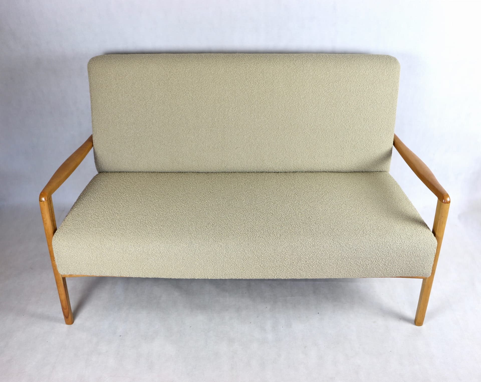 Sofa, beżowy bouclé, drewno jasne, Rumunia, lata 70. - 107192