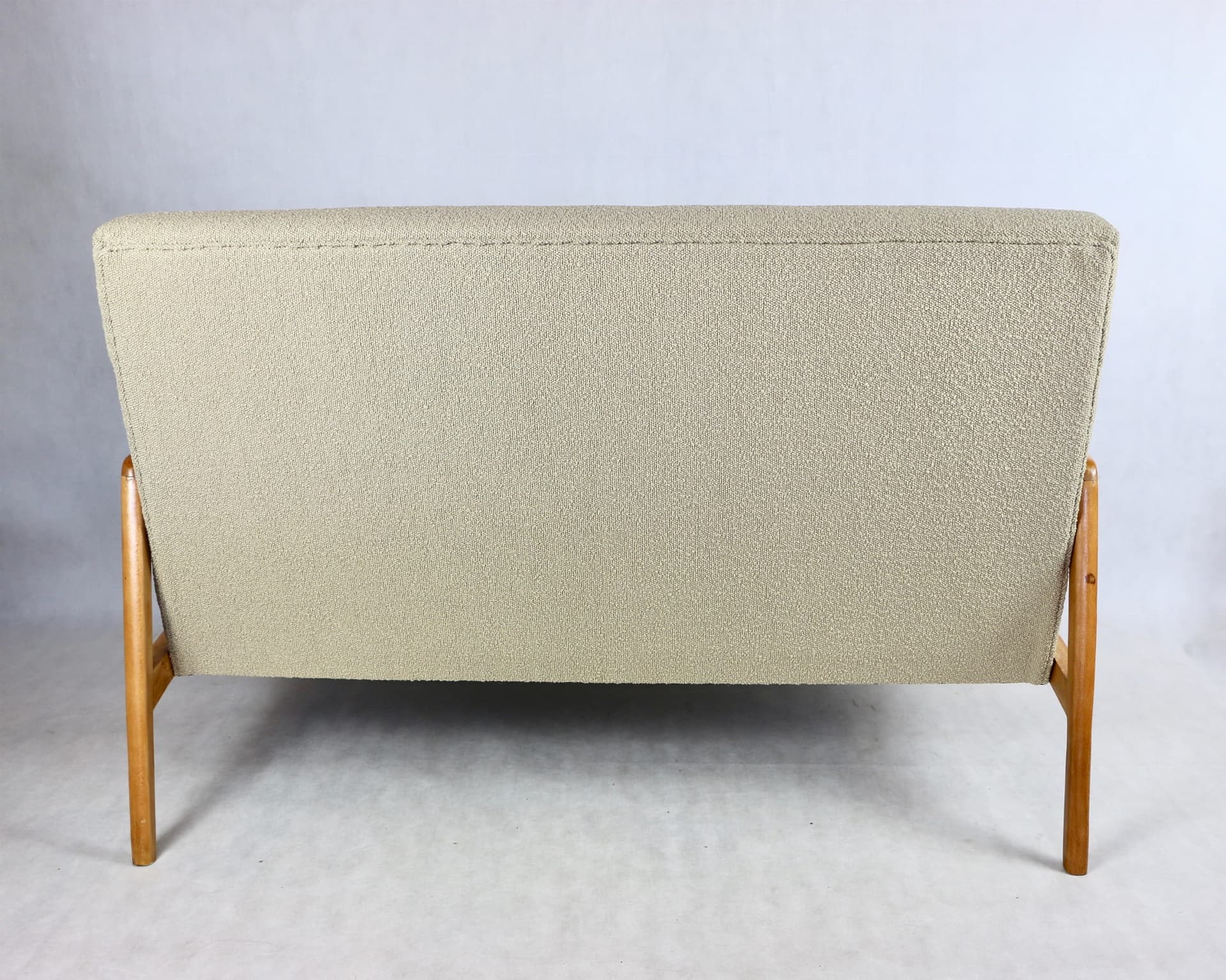 Sofa, beżowy bouclé, drewno jasne, Rumunia, lata 70. - 107197