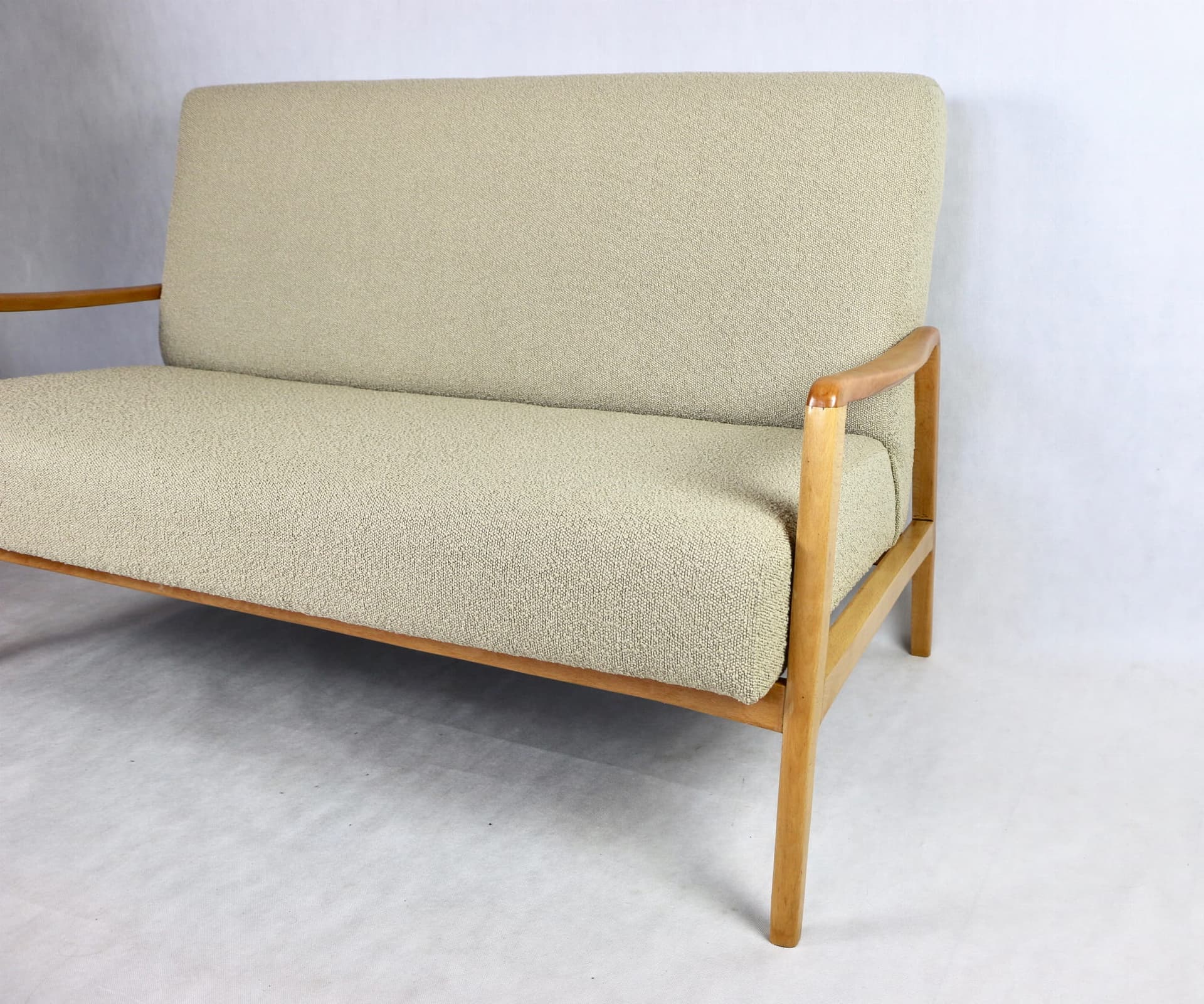 Sofa, beżowy bouclé, drewno jasne, Rumunia, lata 70. - 107193