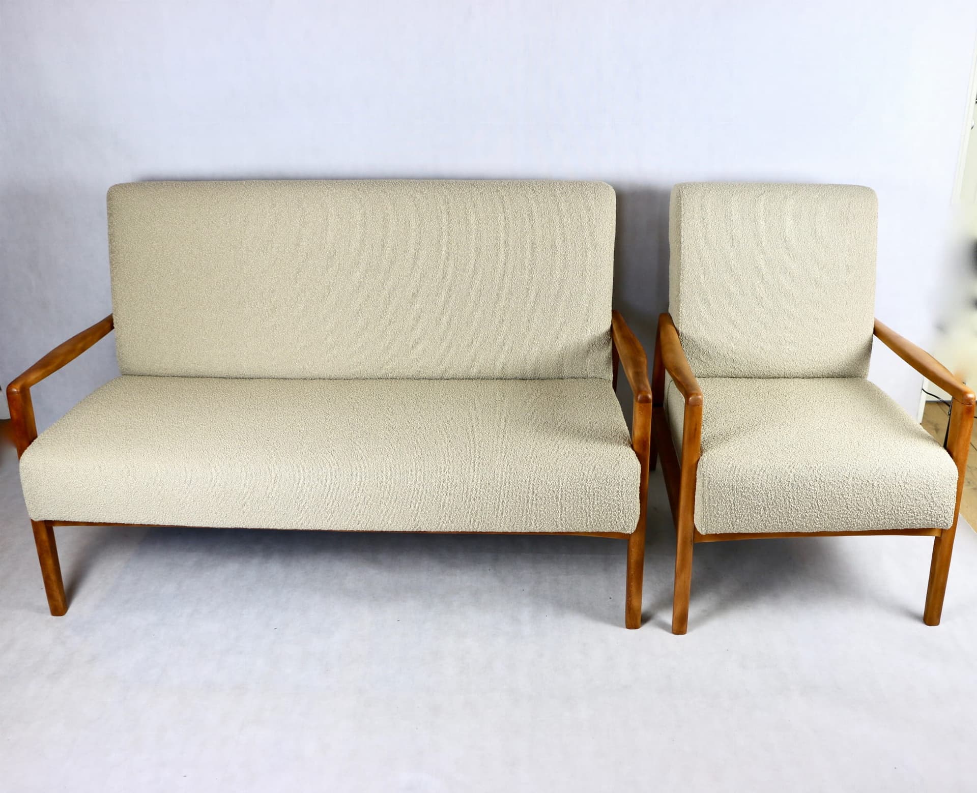 Komplet sofa i fotel, boucle beż, dąb jasny, Rumunia, lata 70. - 107181