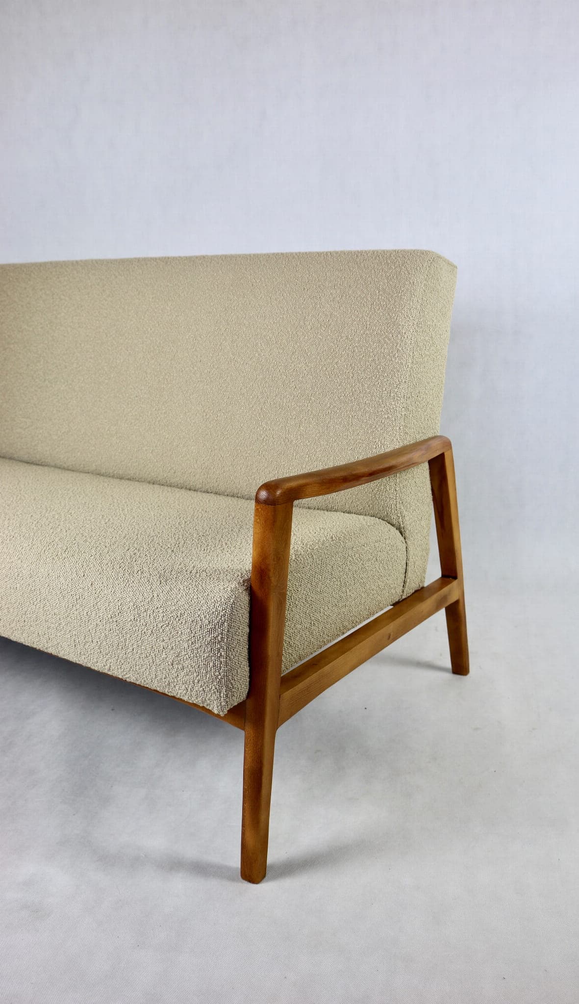 Komplet sofa i fotel, boucle beż, dąb jasny, Rumunia, lata 70. - 107186